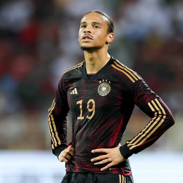 Deutschlands Leroy Sané beim Testspiel gegen den Oman vor der WM in Katar. Er blickt nach oben und hat die Hände an den Hüften.
