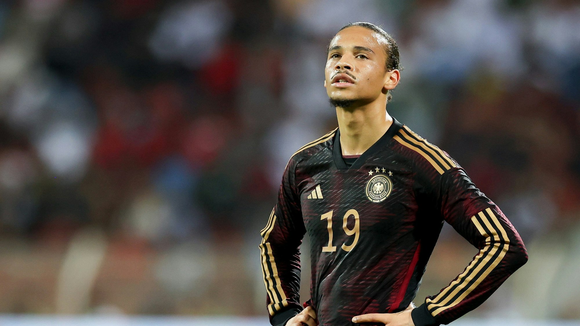 Deutschlands Leroy Sané beim Testspiel gegen den Oman vor der WM in Katar. Er blickt nach oben und hat die Hände an den Hüften.