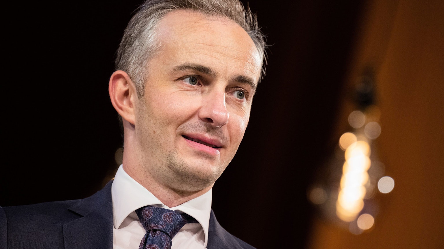 Köln: Der Satiriker und Preisträger Jan Böhmermann (ZDF Magazin Royal) steht vor der Verleihung des Hanns-Joachim-Friedrichs-Preis2021 auf der Bühne im Funkhaus.