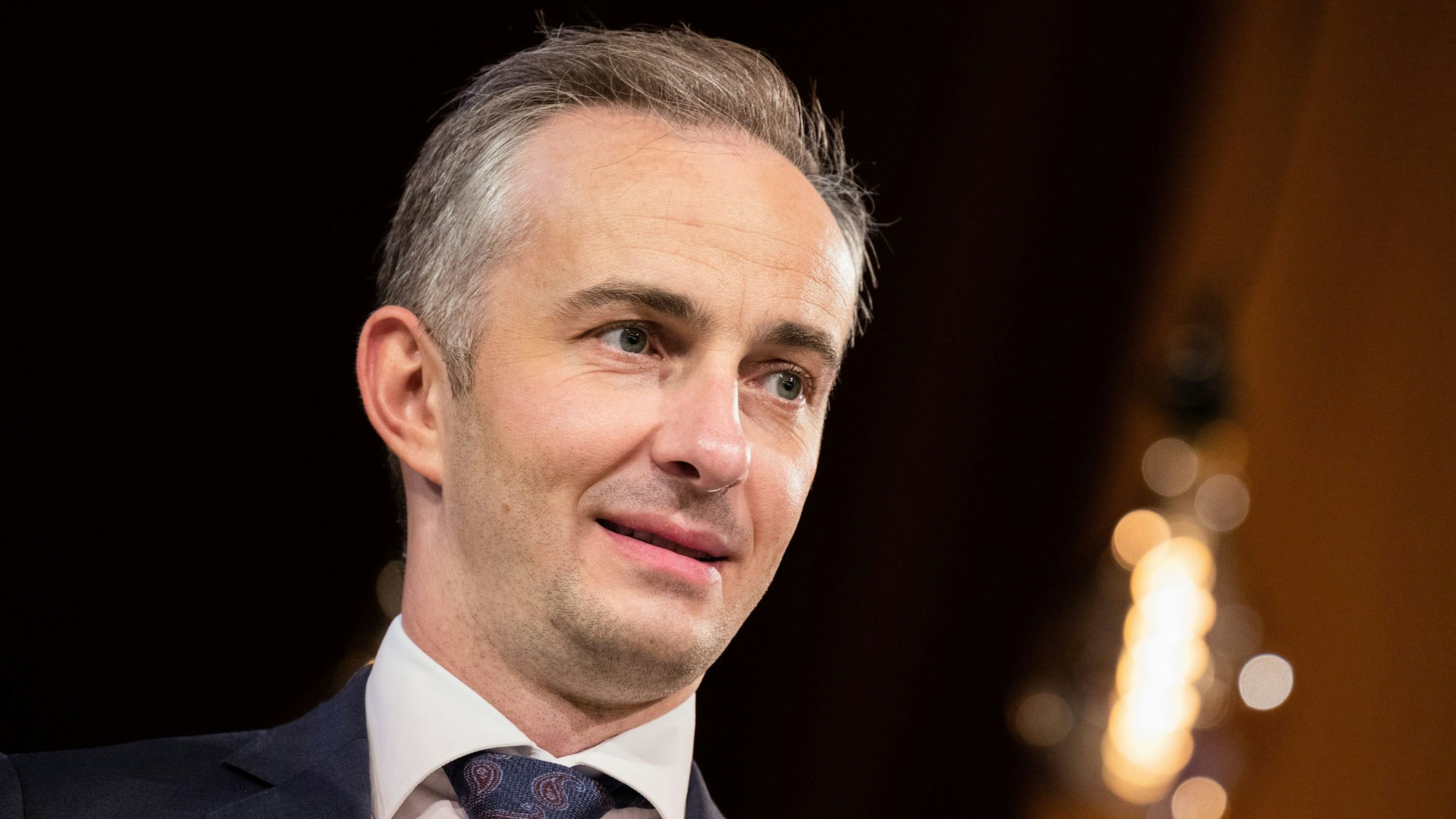 Köln: Der Satiriker und Preisträger Jan Böhmermann (ZDF Magazin Royal) steht vor der Verleihung des Hanns-Joachim-Friedrichs-Preis2021 auf der Bühne im Funkhaus.