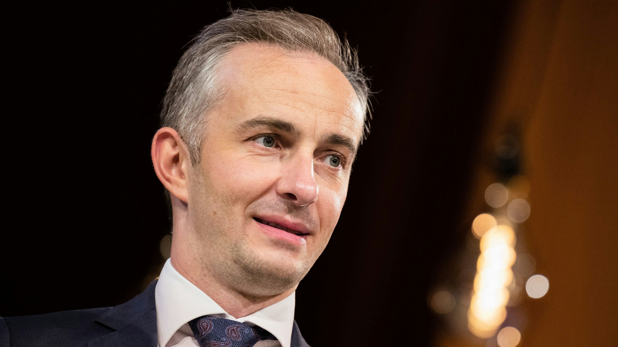 Der Satiriker und Preisträger Jan Böhmermann (ZDF Magazin Royal) steht vor der Verleihung des Hanns-Joachim-Friedrichs-Preis2021 auf der Bühne im Funkhaus.