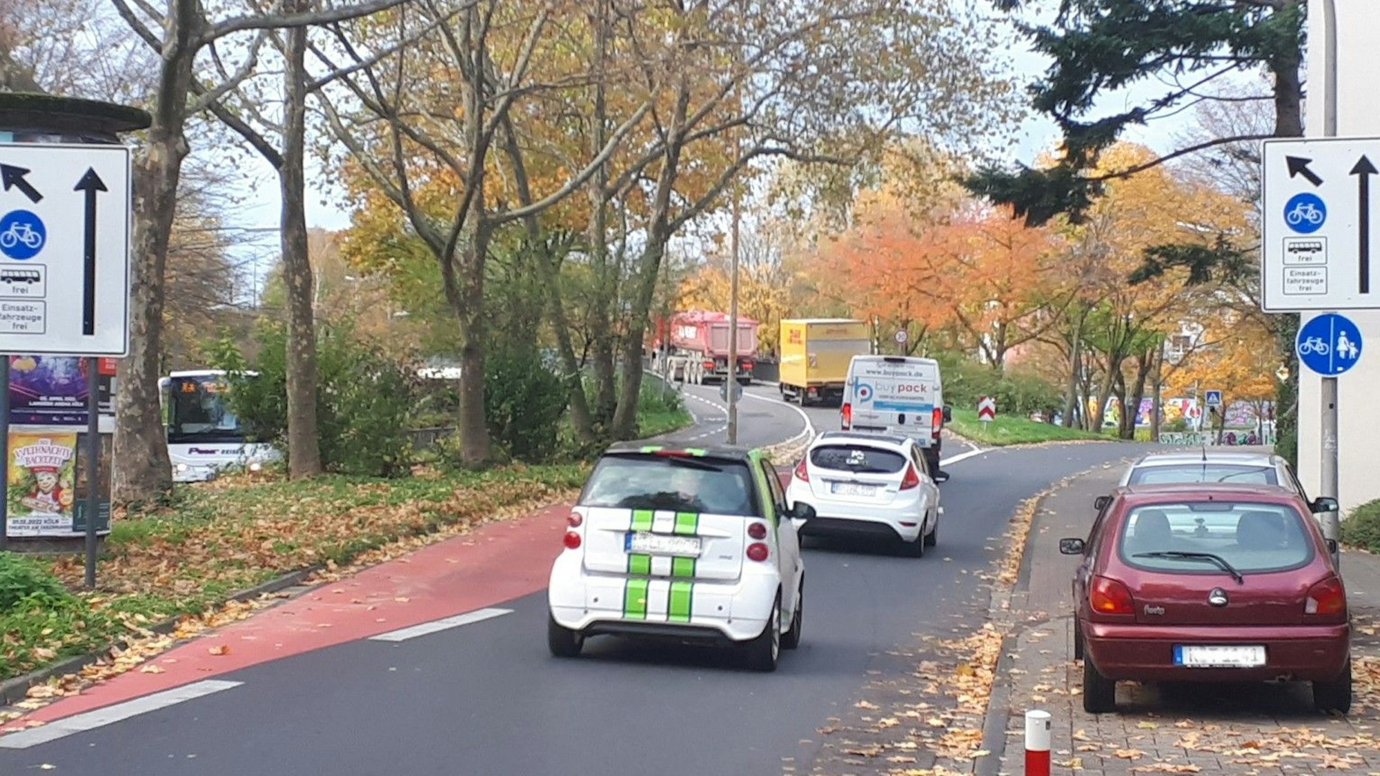 Das Bild zeigt die Kempener Straße an der Gabelung zum Mauenheimer Gürtel.
