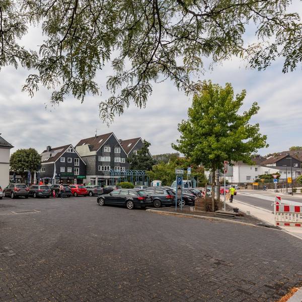 Auf dem Heier Platz in Marienheide parken an den Seiten mehrere Autos.