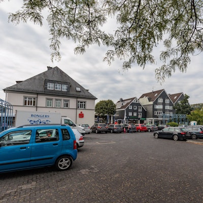Auf dem Heier Platz in Marienheide parken an den Seiten mehrere Autos.