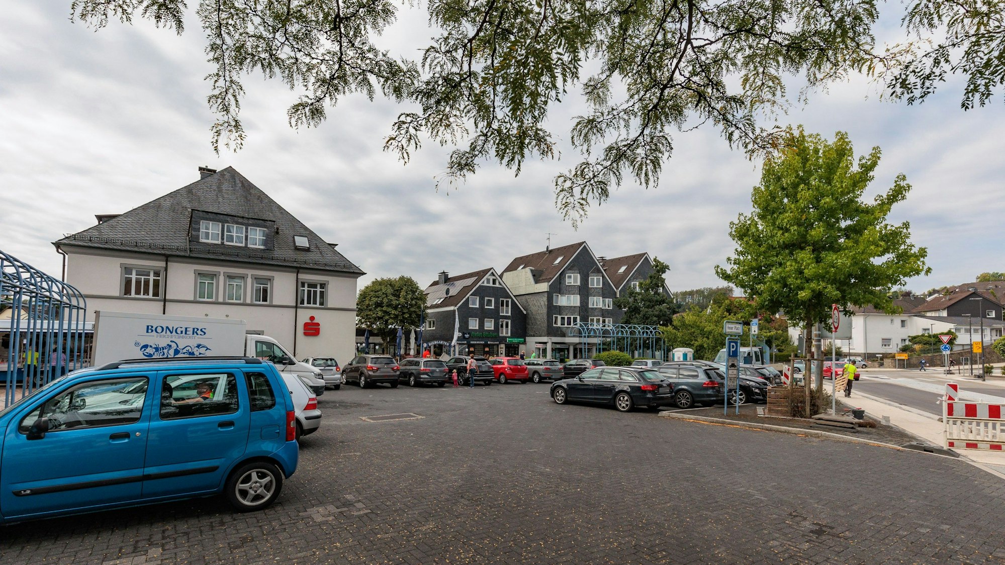 Auf dem Heier Platz in Marienheide parken an den Seiten mehrere Autos.