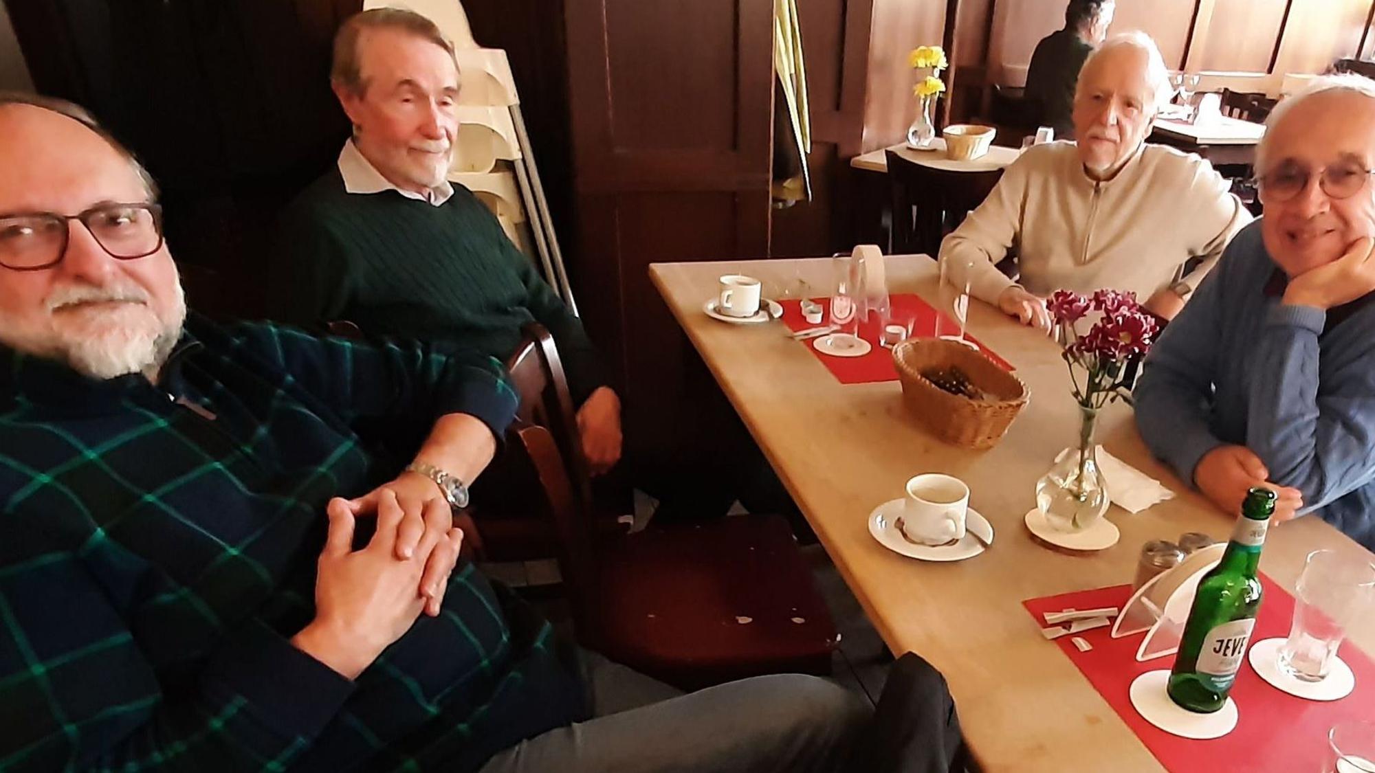 Andreas Berndt, Betreiber des Brauhaus in Schlebusch an der Saarstraße, zeigt bei sich keine Spiele der Fußball-Weltmeisterschaft (WM) in Katar - so auch nicht das Spiel der deutschen Nationalmannschaft zum Auftakt gegen Japan. Gäste wie (v.r.)Thomas Schunk, Jürgen Pfingst, Bernd Strauß und Jürgen Krieg stört das nicht. Sie unterstützen diesen Boykott.