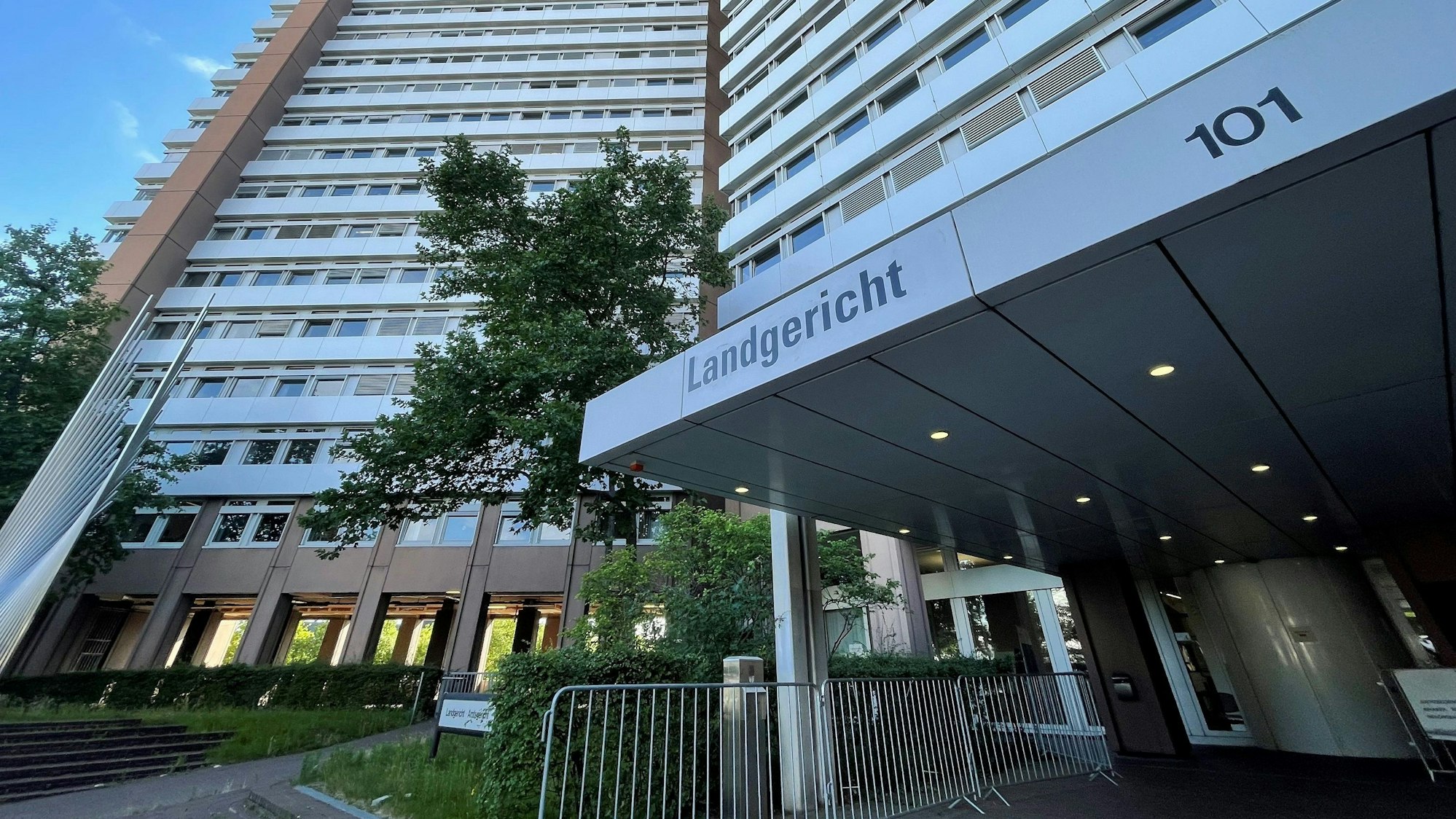 Blick auf das Gebäude des Land- und Amtsgerichts in Köln.