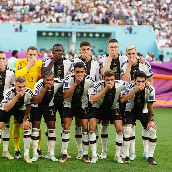 Spieler der deutschen Nationalmannschaft halten sich beim Mannschaftsfoto den Mund zu. Es soll ein Protest gegen die Fifa sein.
