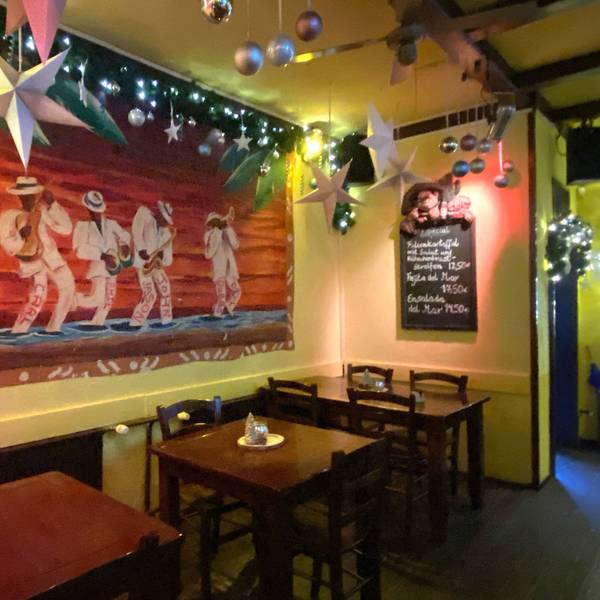 Das Conchita Cantina von Innen, an der Wand hängt ein großes Bild und darüber ist Weihnachtsdekoration zu sehen.