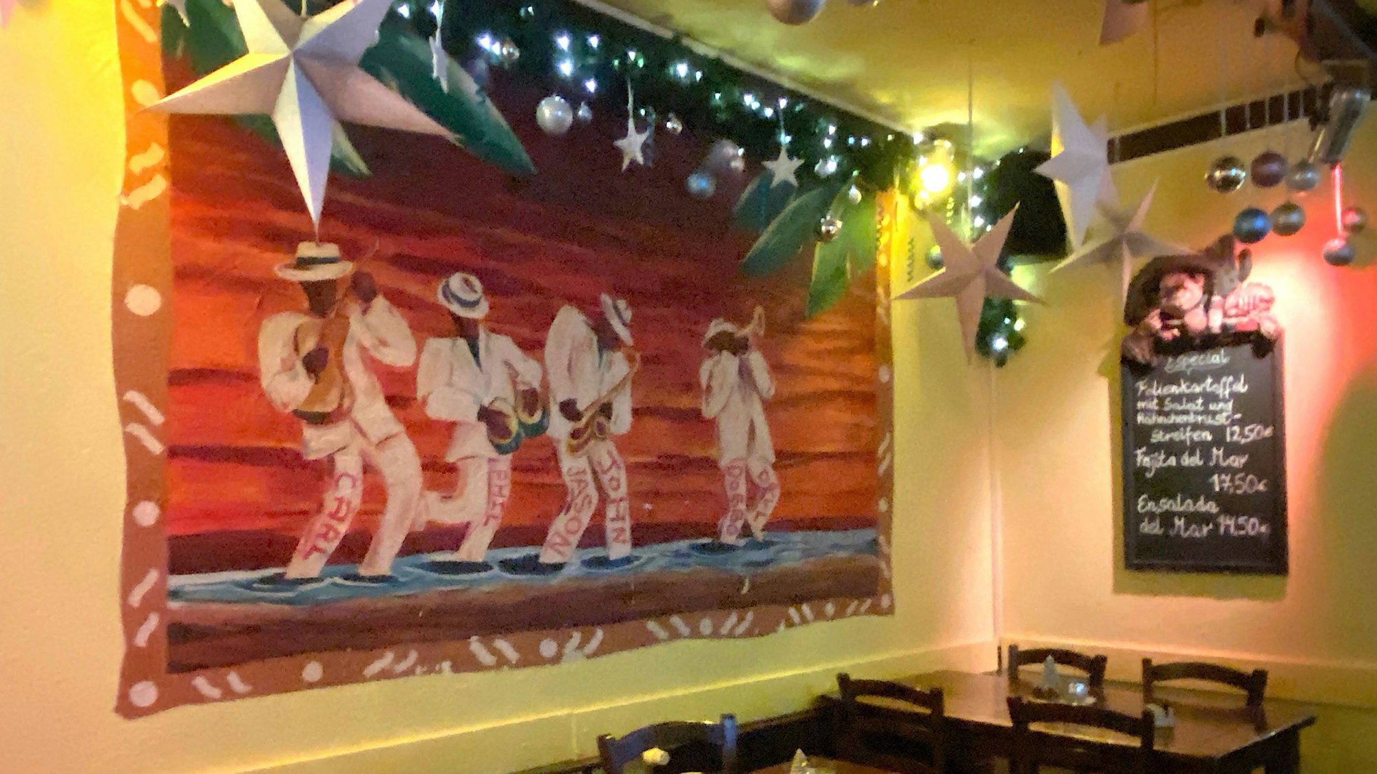 Das Conchita Cantina von Innen, an der Wand hängt ein großes Bild und darüber ist Weihnachtsdekoration zu sehen.