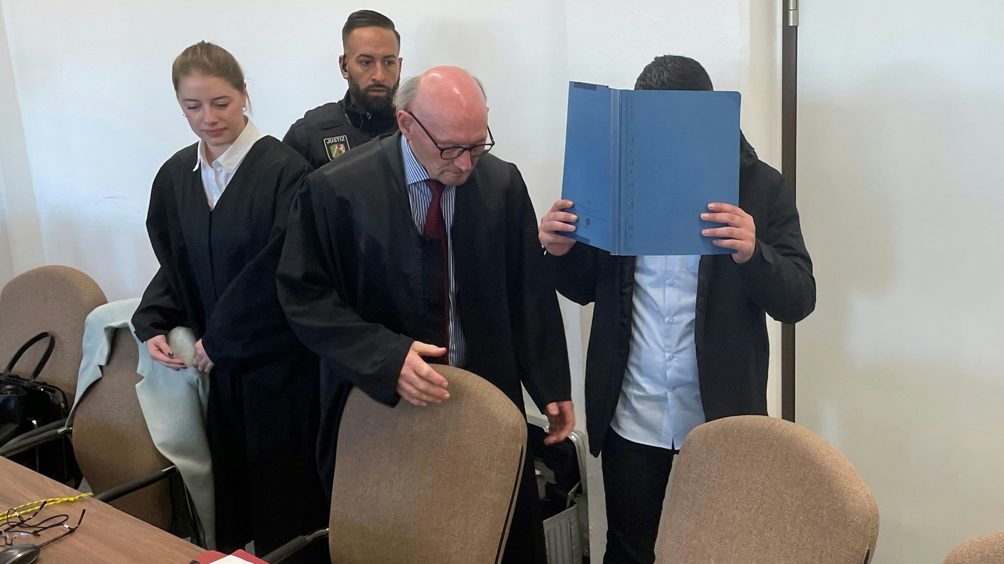 Der Angeklagte mit Verteidiger Günter J. Teworte, Verteidigerin Lara M. Gaber und einem Justizwachtmeister im Landgericht Köln.