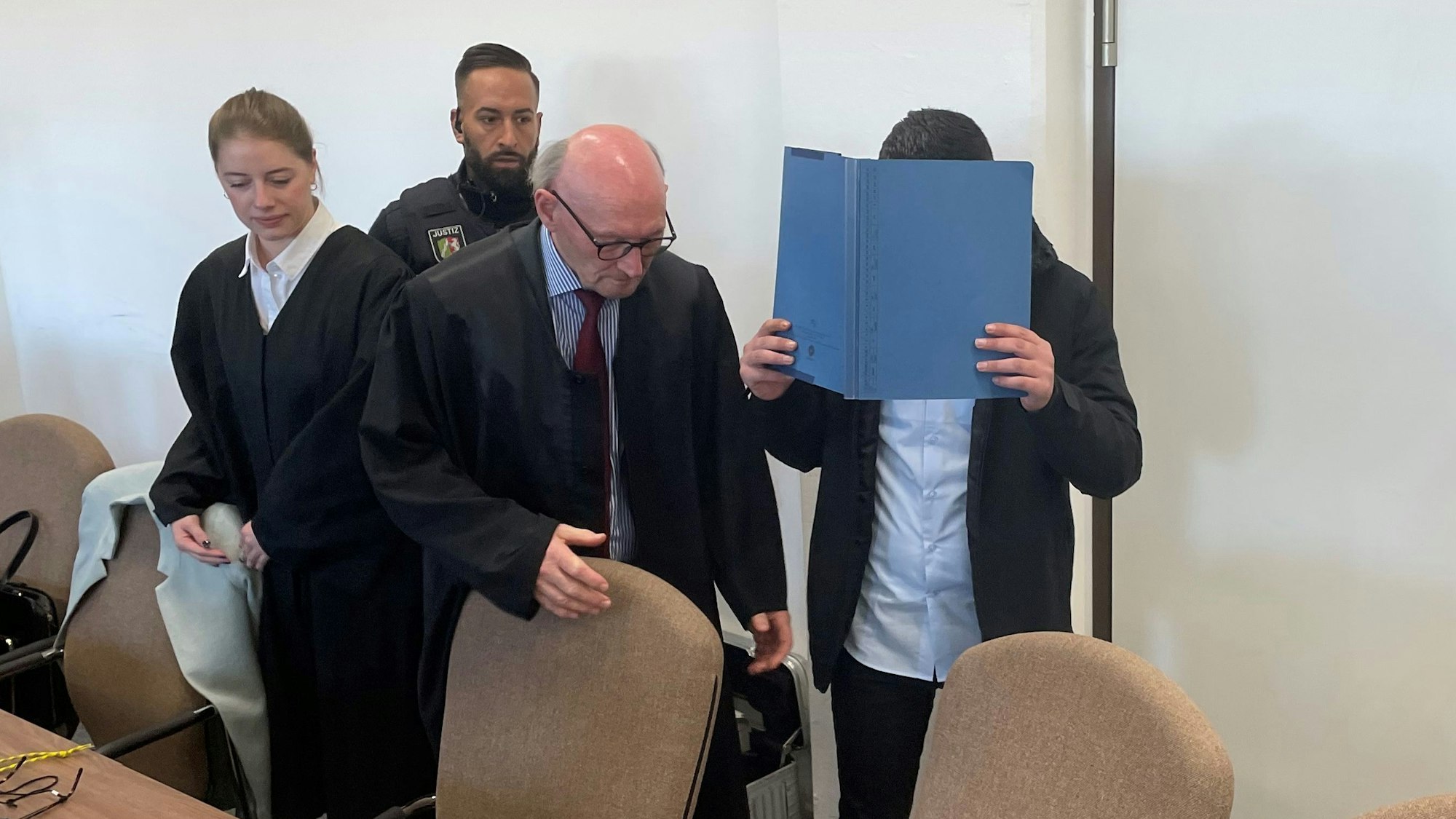 Der Angeklagte mit Verteidiger Günter J. Teworte, Verteidigerin Lara M. Gaber und einem Justizwachtmeister im Landgericht Köln.