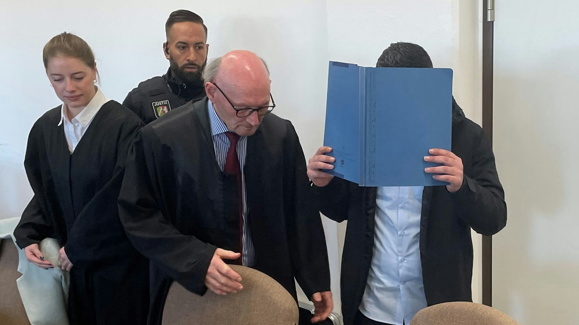 Der Angeklagte mit Verteidiger Günter J. Teworte, Verteidigerin Lara M. Gaber und einem Justizwachtmeister im Landgericht Köln.