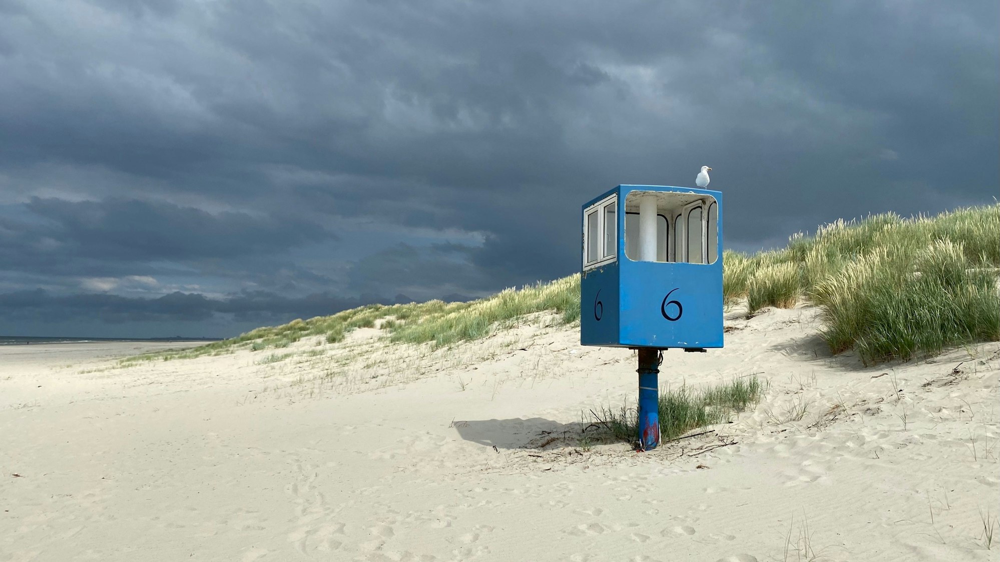 Am Strand steht ein kleiner Turm für Möwen.