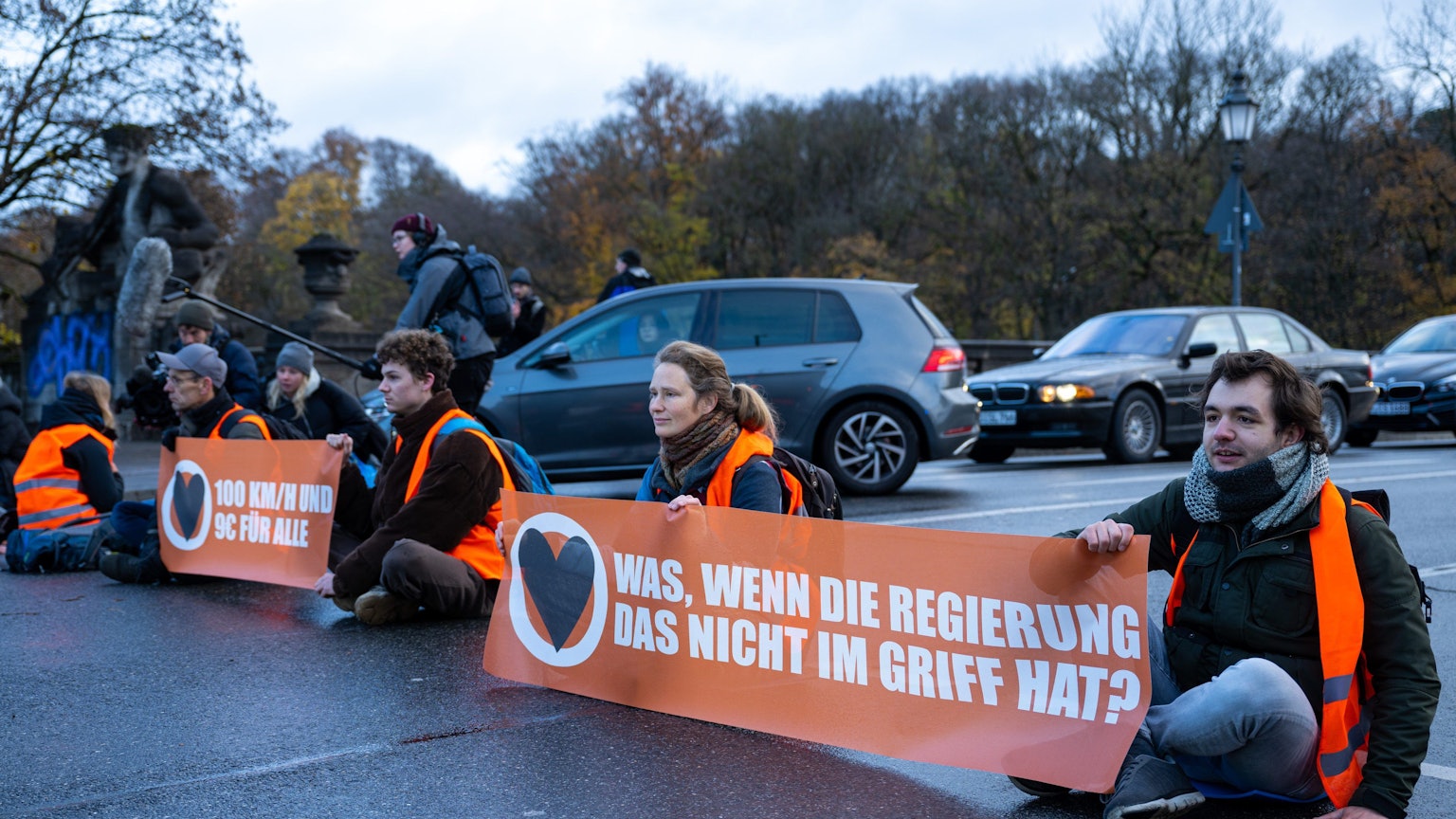 Klimaaktivisten der Umweltschutzbewegung Letzte Generation sitzen auf der Prinzregentenstraße in München und blockieren den Verkehr.