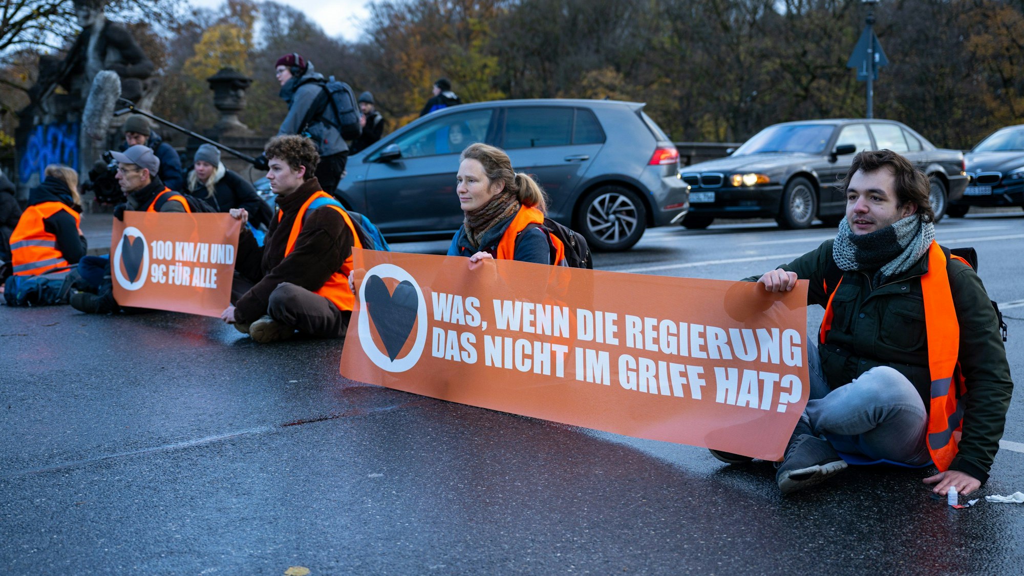 Klimaaktivisten der Umweltschutzbewegung Letzte Generation sitzen auf der Prinzregentenstraße in München und blockieren den Verkehr.
