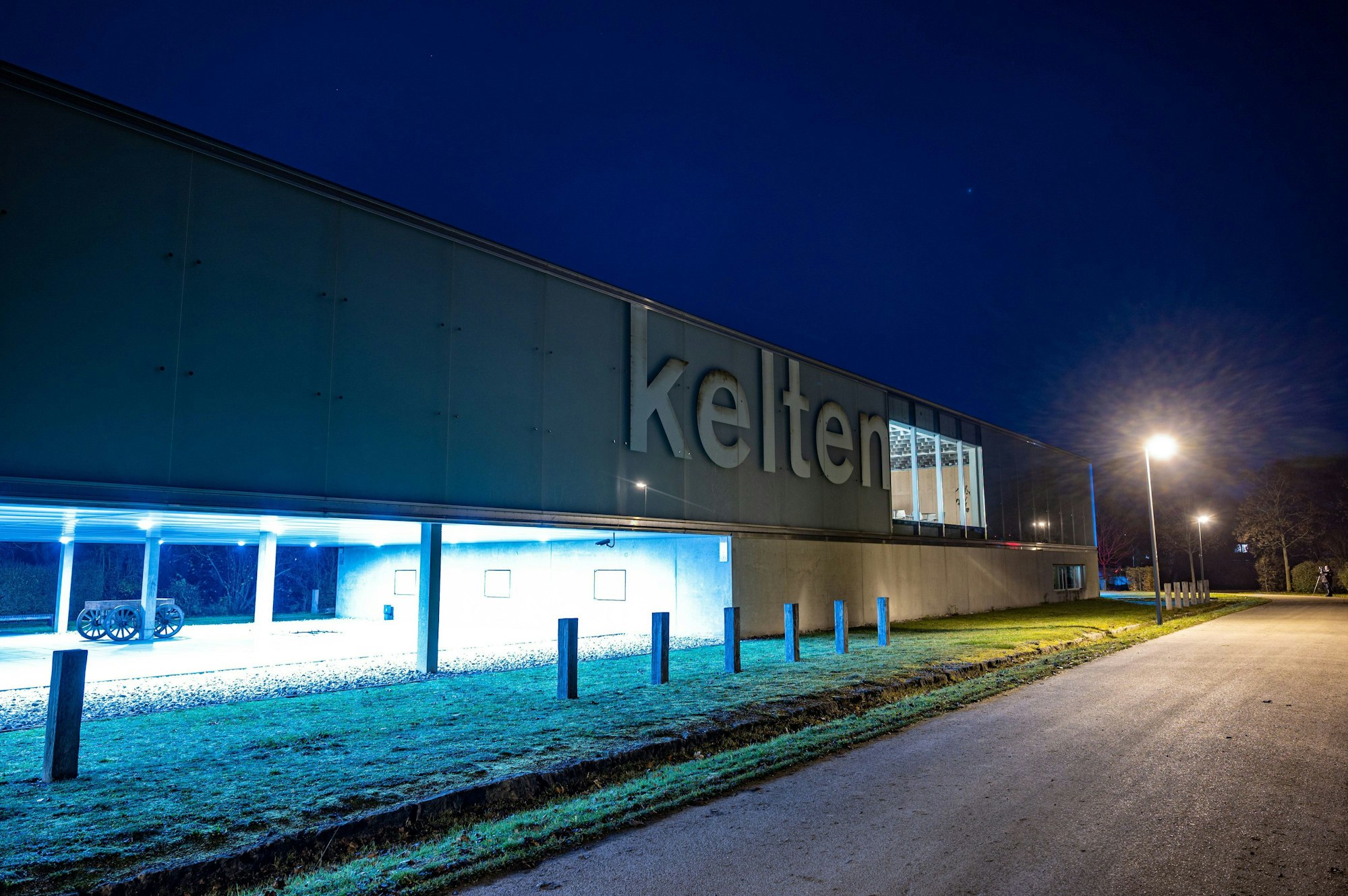 Die Fassade des Kelten-Römer-Museums im bayerischen Manching zu sehen, an der Wand ist das Wort Kelten zu lesen.