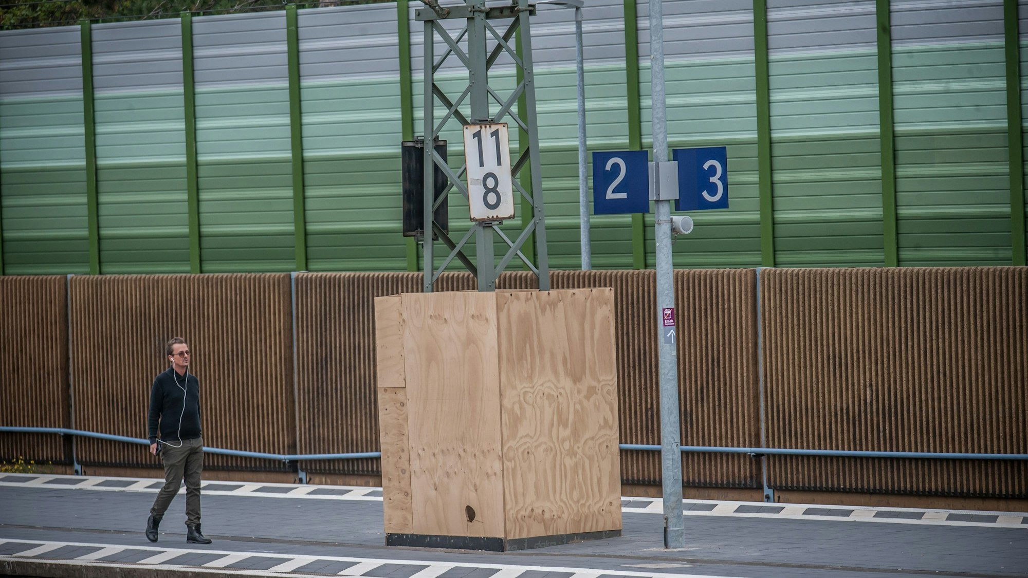 Ein einsamer Mann wartet auf dem Bahnsteig in Leverkusen-Mitte auf einen Zug.