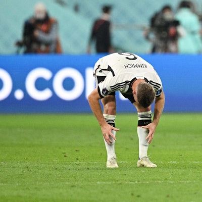 Deutschlands Nationalspieler Joshua Kimmich beugt sich auf dem Spielfeld frustriert nach vorne.