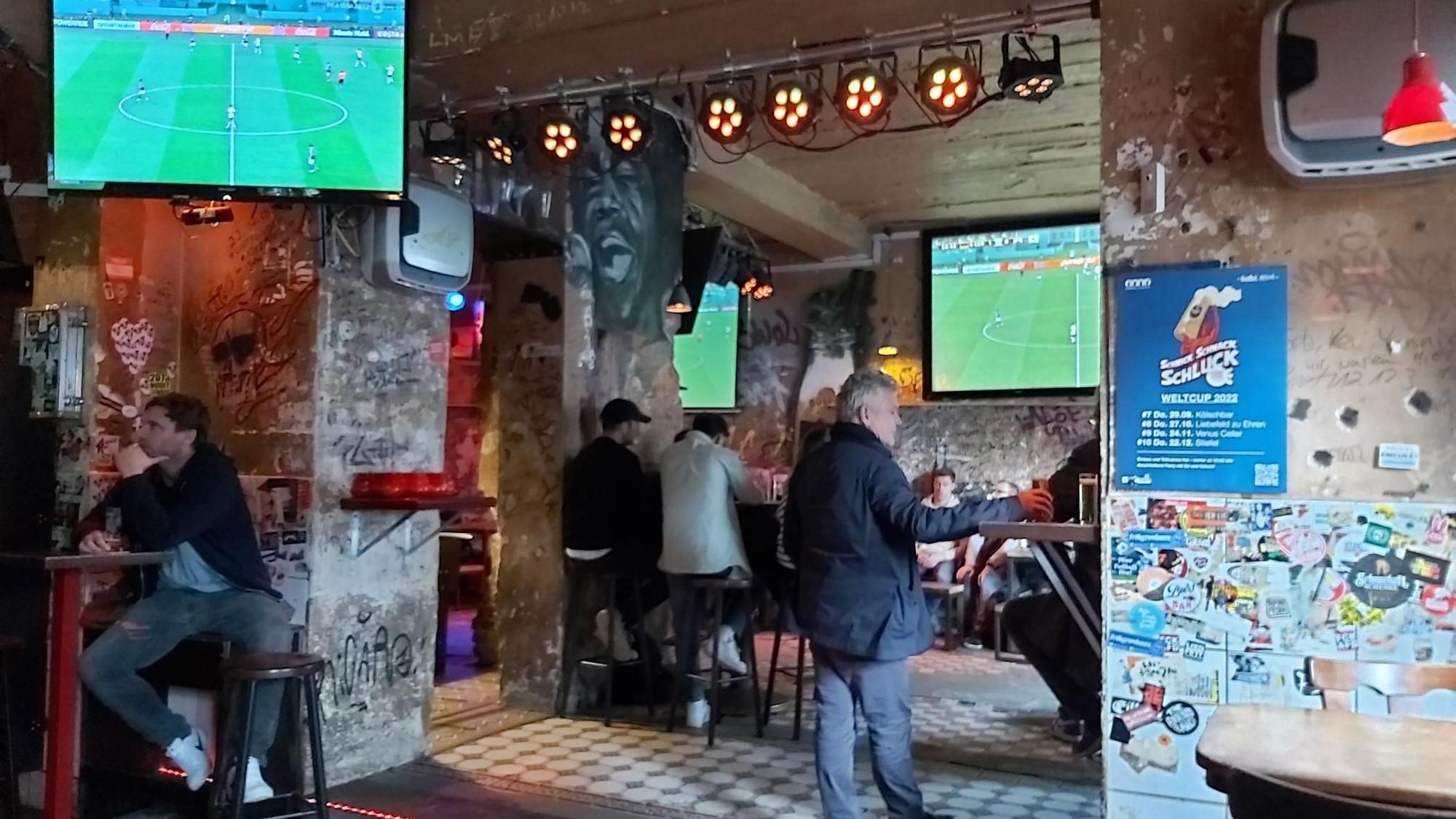 Deutschland-Fans beim ersten WM-Spiel gegen Japan in der Kölner Kneipe Stiefel