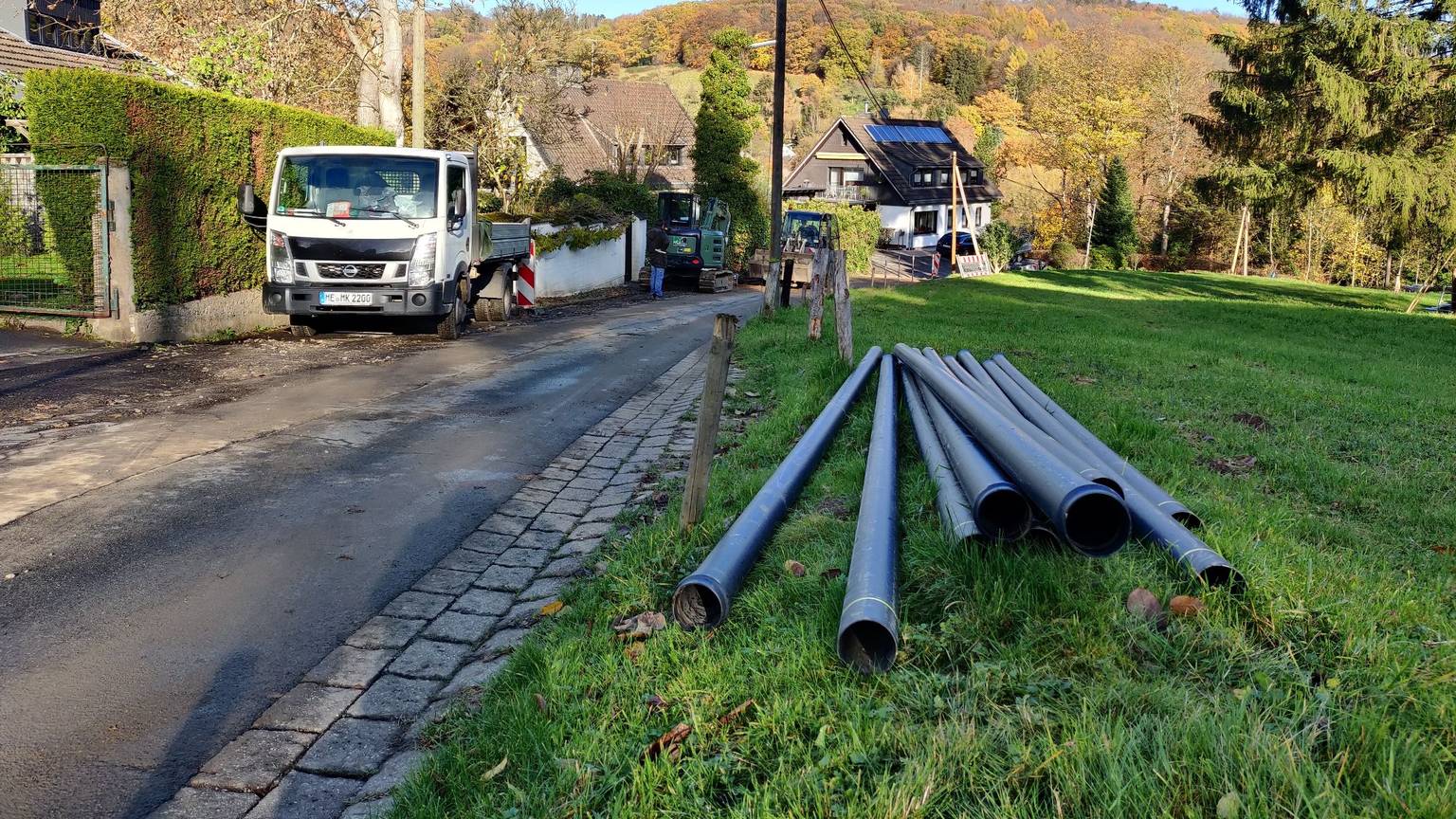 Rohre und Baumaschinen am Straßenrand in der Ortschaft Fähr.
