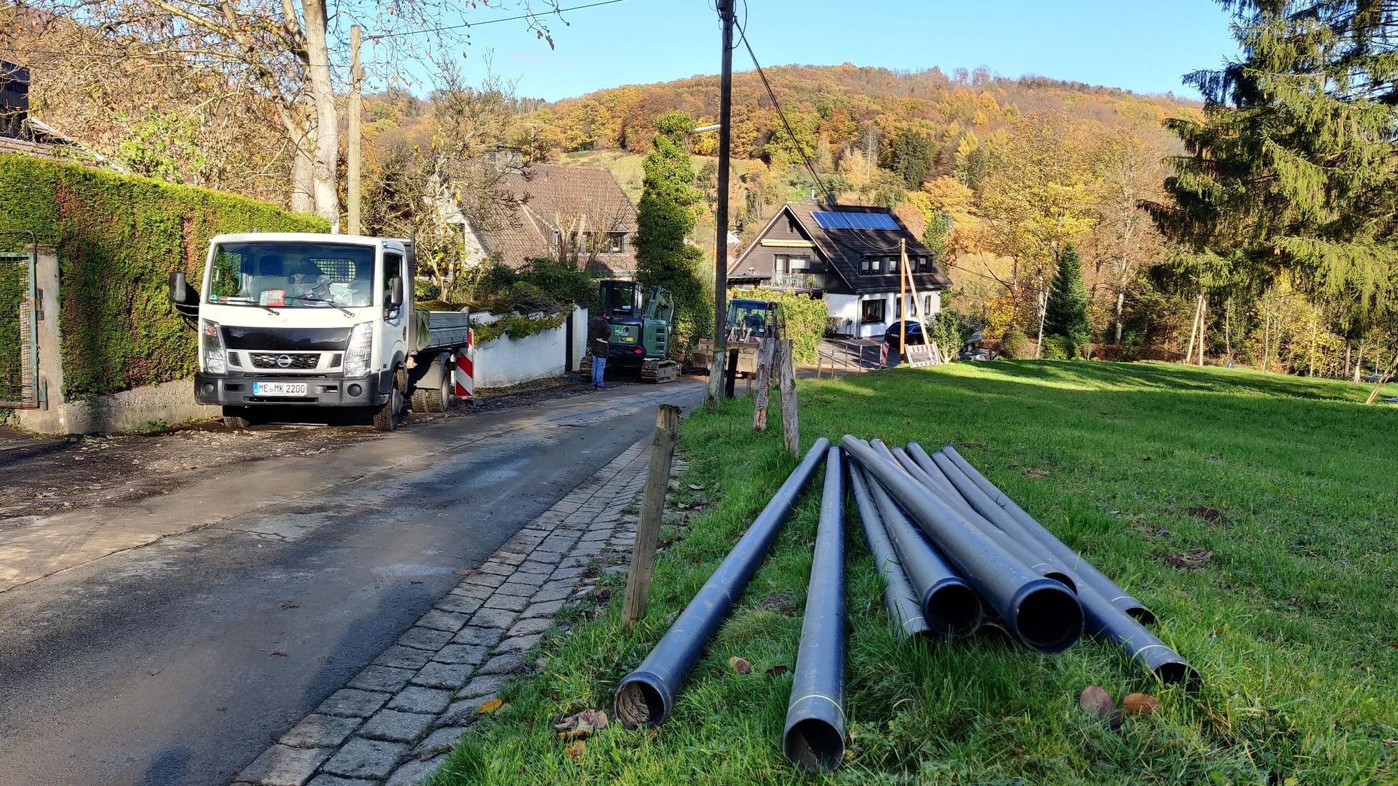 Rohre und Baumaschinen am Straßenrand in der Ortschaft Fähr.