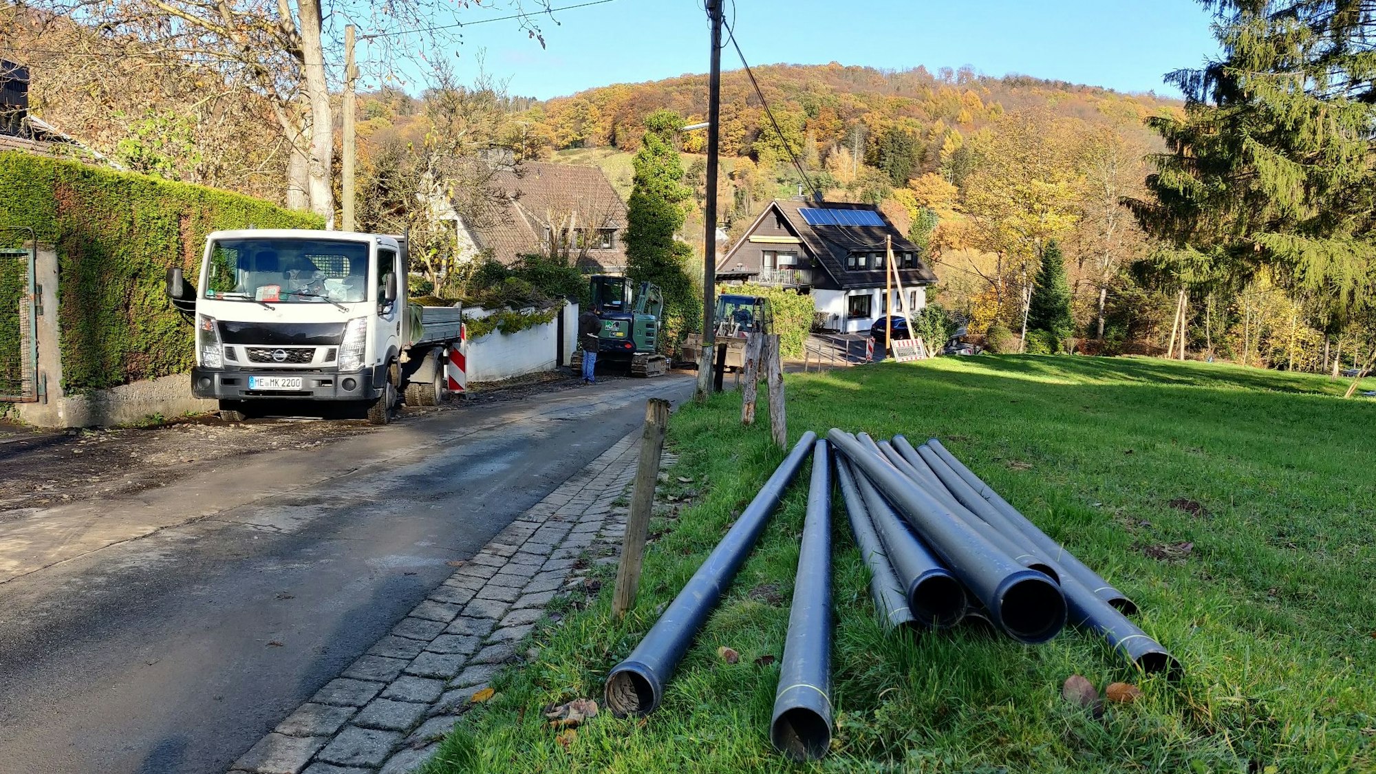 Rohre und Baumaschinen am Straßenrand in der Ortschaft Fähr.