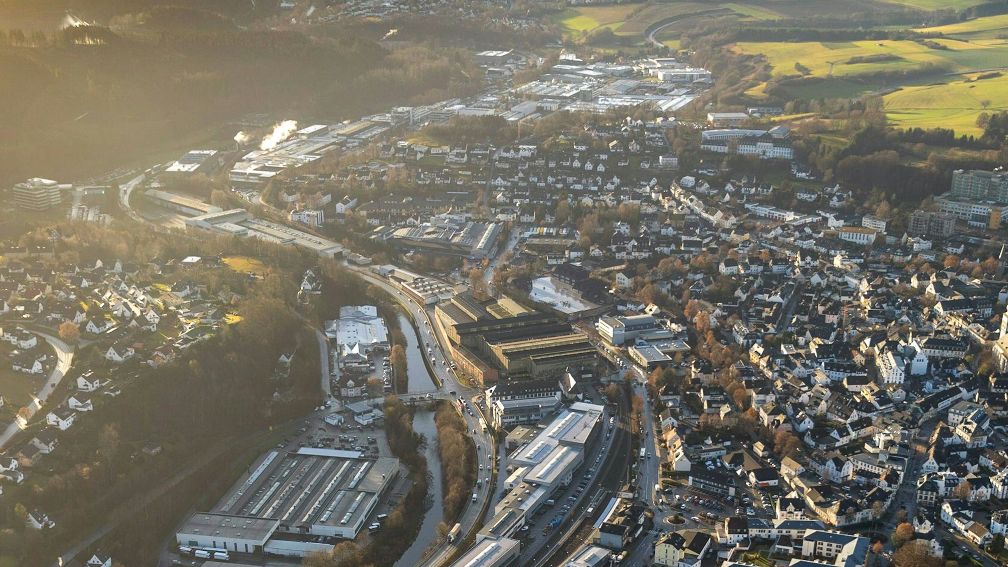 Ein Luftbild zeigt Attendorn von oben.