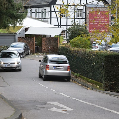 Das Foto zeigt die geplante Verkehrsführung für Autos über den Buchmühlenparkplatz, von der Laurentiusstraße werden die Fahrzeuge abgeleitet.