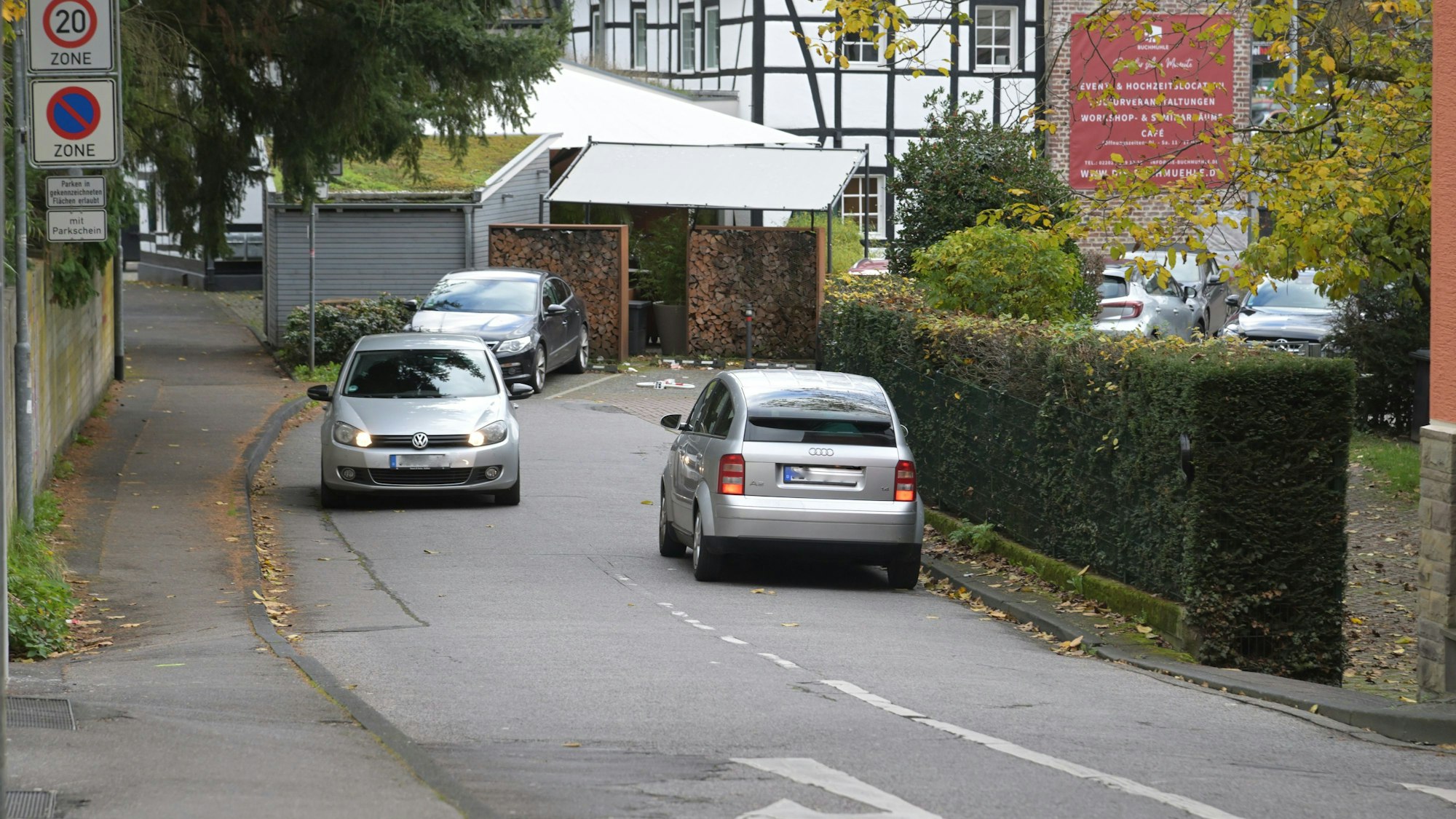 Das Foto zeigt die geplante Verkehrsführung für Autos über den Buchmühlenparkplatz, von der Laurentiusstraße werden die Fahrzeuge abgeleitet.