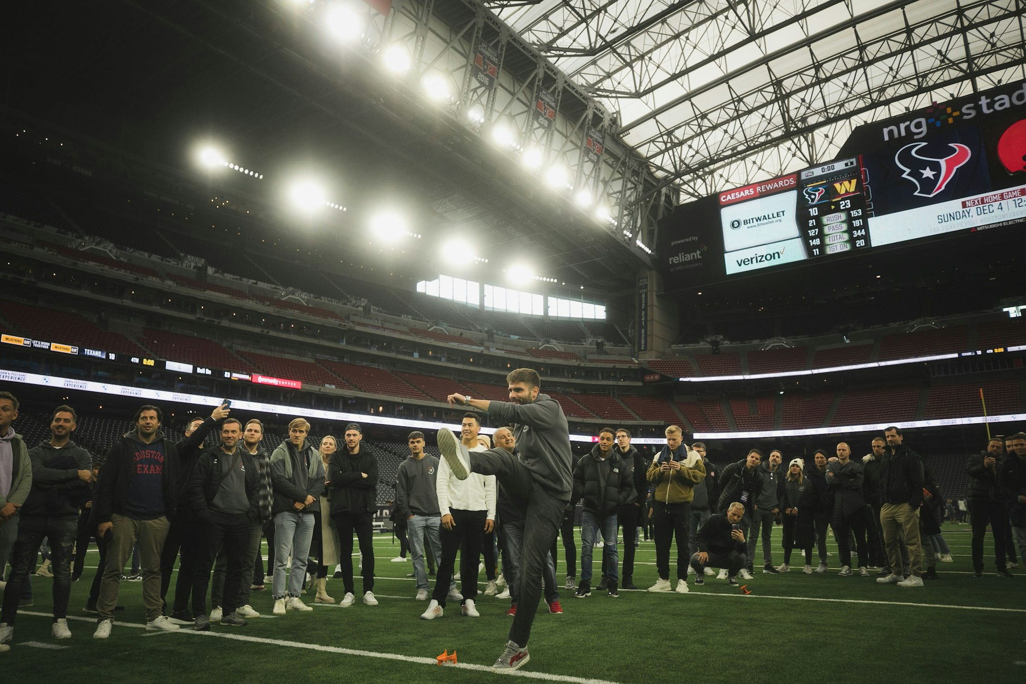 Die Spieler des 1. FC Köln betreten am 20. November 2022 nach dem NFL-Spiel der Houstons Texans gegen die Washington Commanders den Platz im NRG Stadium.