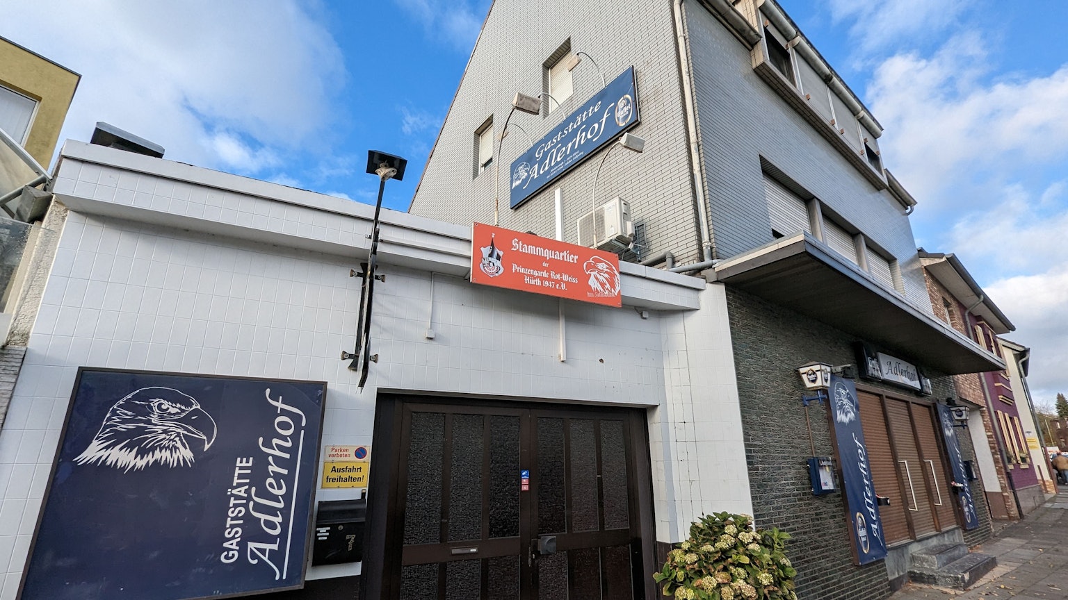 Eine Außenaufnahme der Gaststätte Adlerhof in Alt-Hürth.