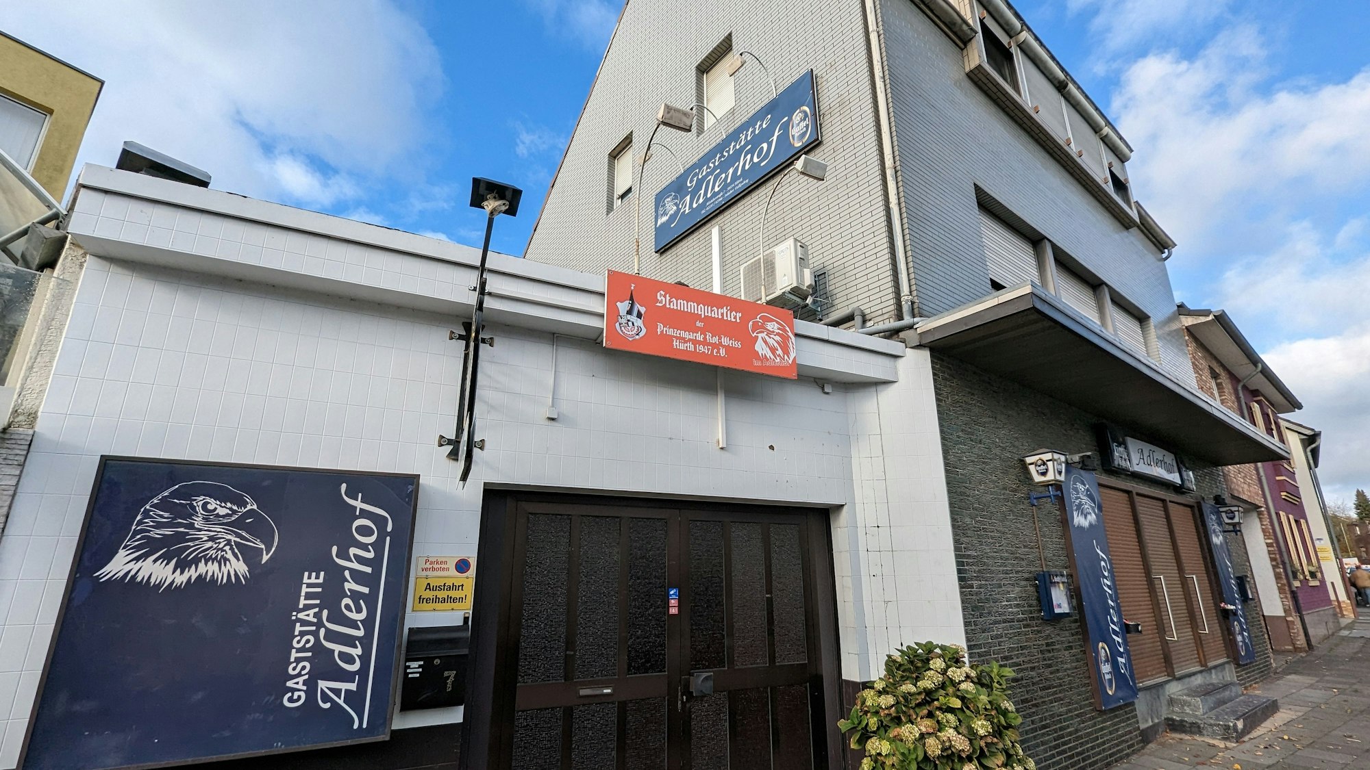 Eine Außenaufnahme der Gaststätte Adlerhof in Alt-Hürth.