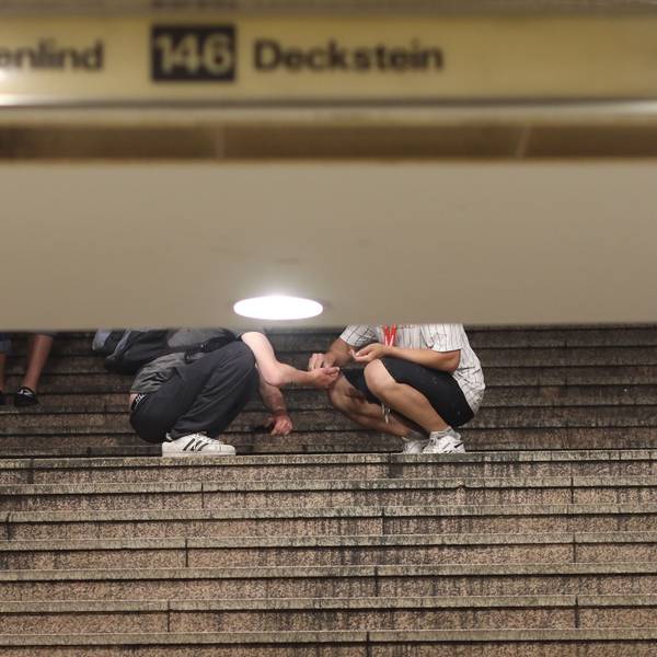 Auf der Treppe zur U-Bahn am Neumarkt wickeln ein Dealer und ein Konsument ein Drogengeschäft ab.