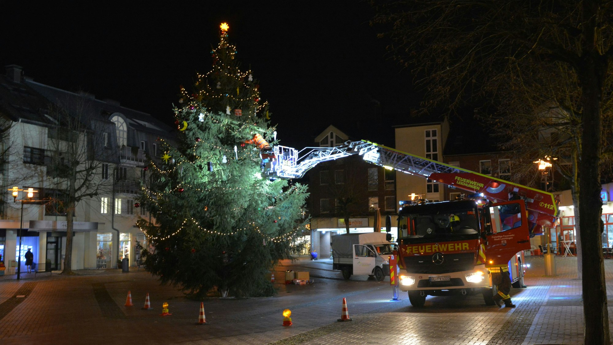 Schmücken des Weihnachtsbaums im Brückerfeld mit Hilfe des Drehleiterwagens der Feuerwehr.