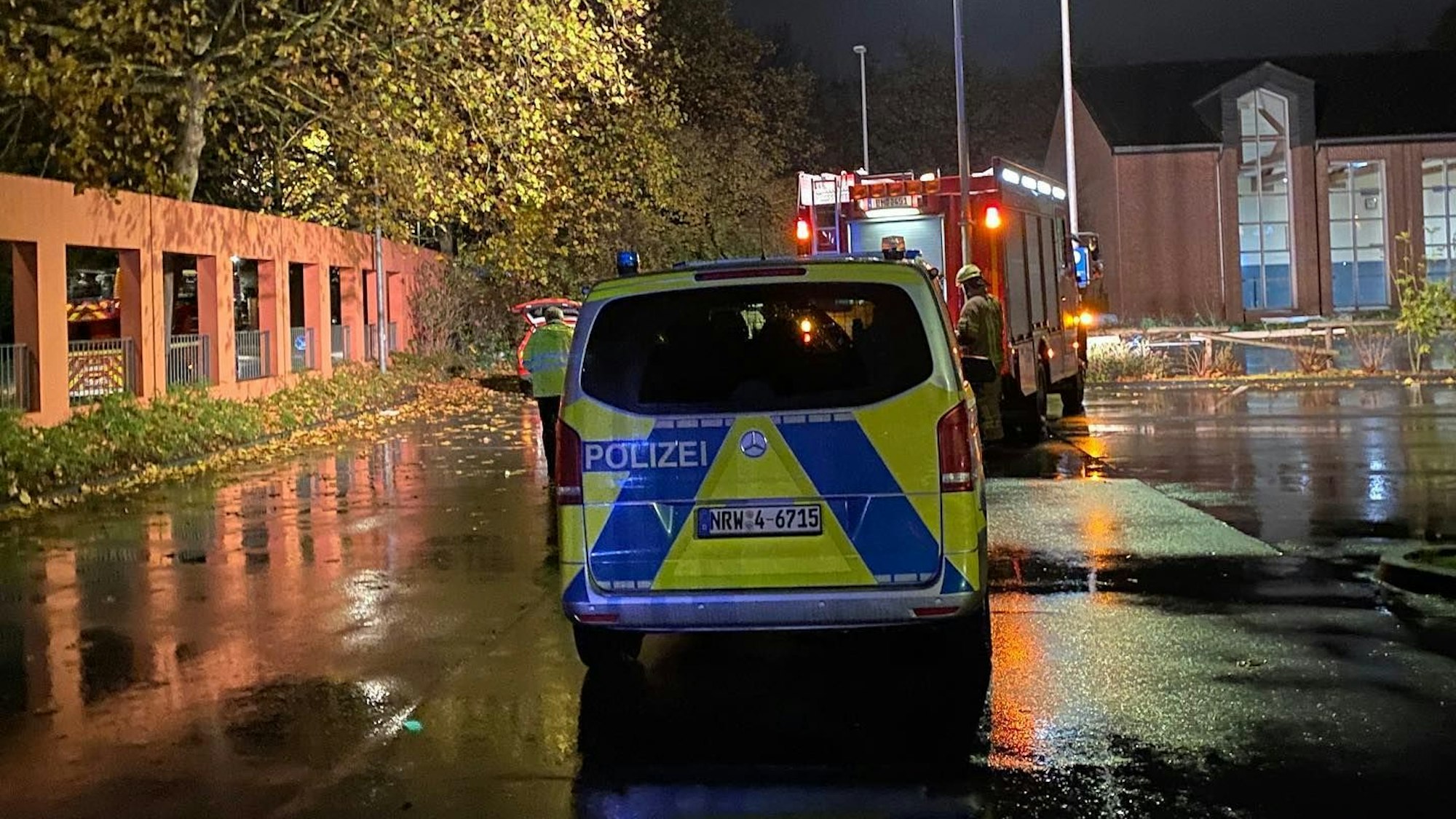 Ein Polizeiauto und ein Feuerwehrwagen stehen an der Steinstraße. Dort war das Dixi-Klo gesprengt worden.