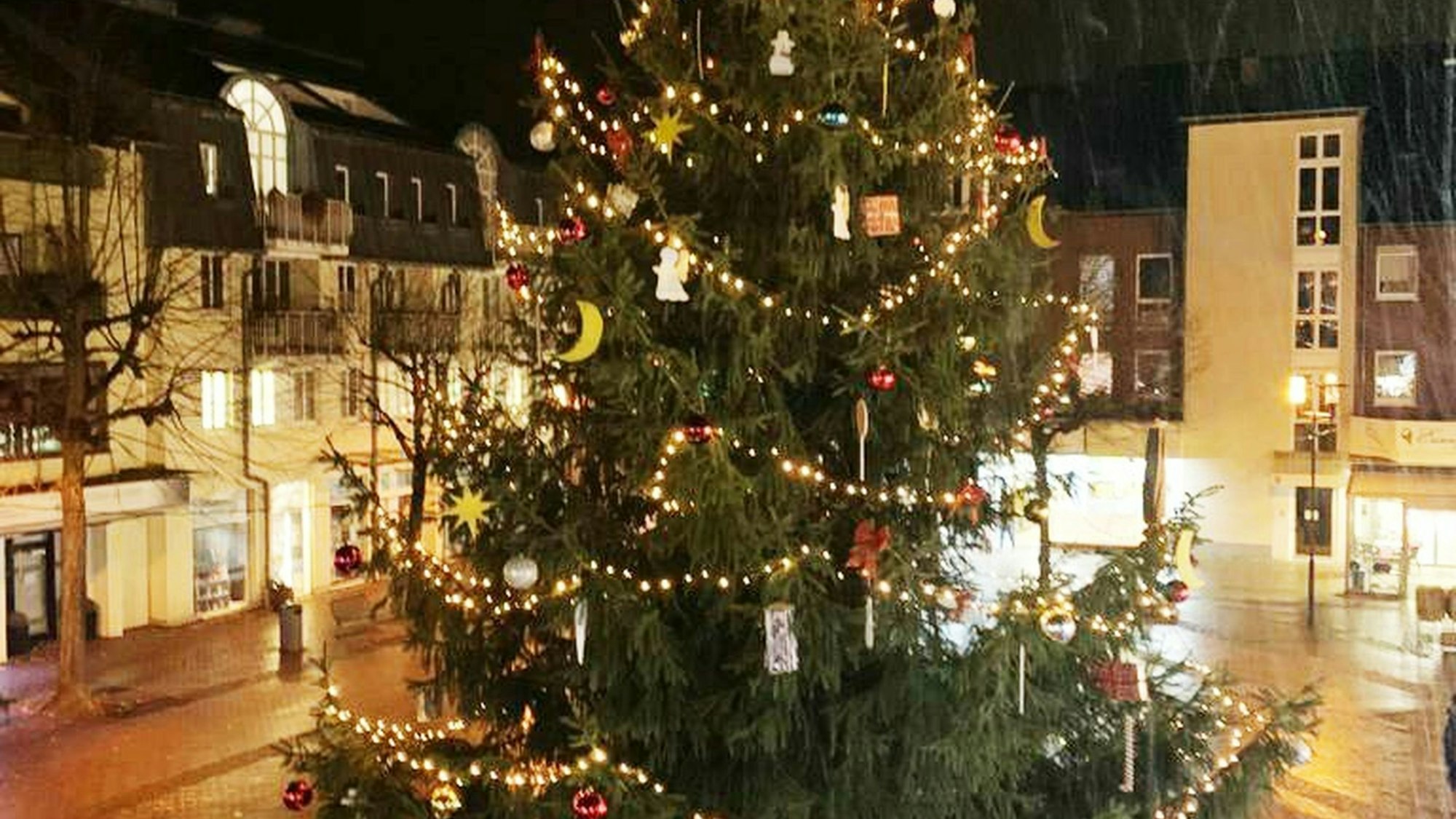 Der geschmückte und beleuchtete Weihnachtsbaum auf dem Marktplatz Leichlingen