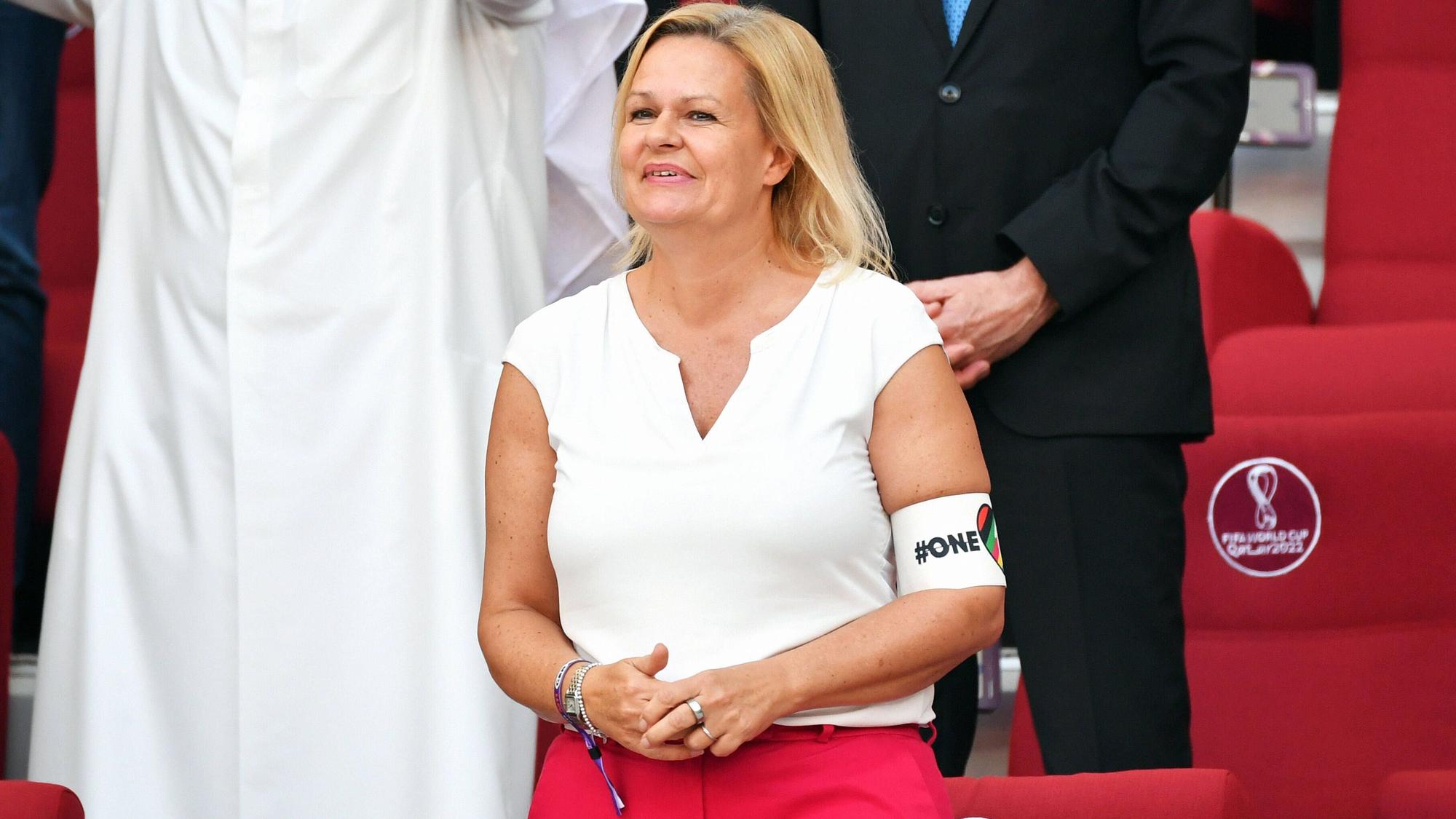 Innenmininsterin Nancy Faeser mit der One Love Binde auf der Ehrentribüne.