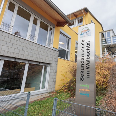 Blick auf die Stele vor der Sekundarschule im Walbachtal in Engelskirchen-Ründeroth.