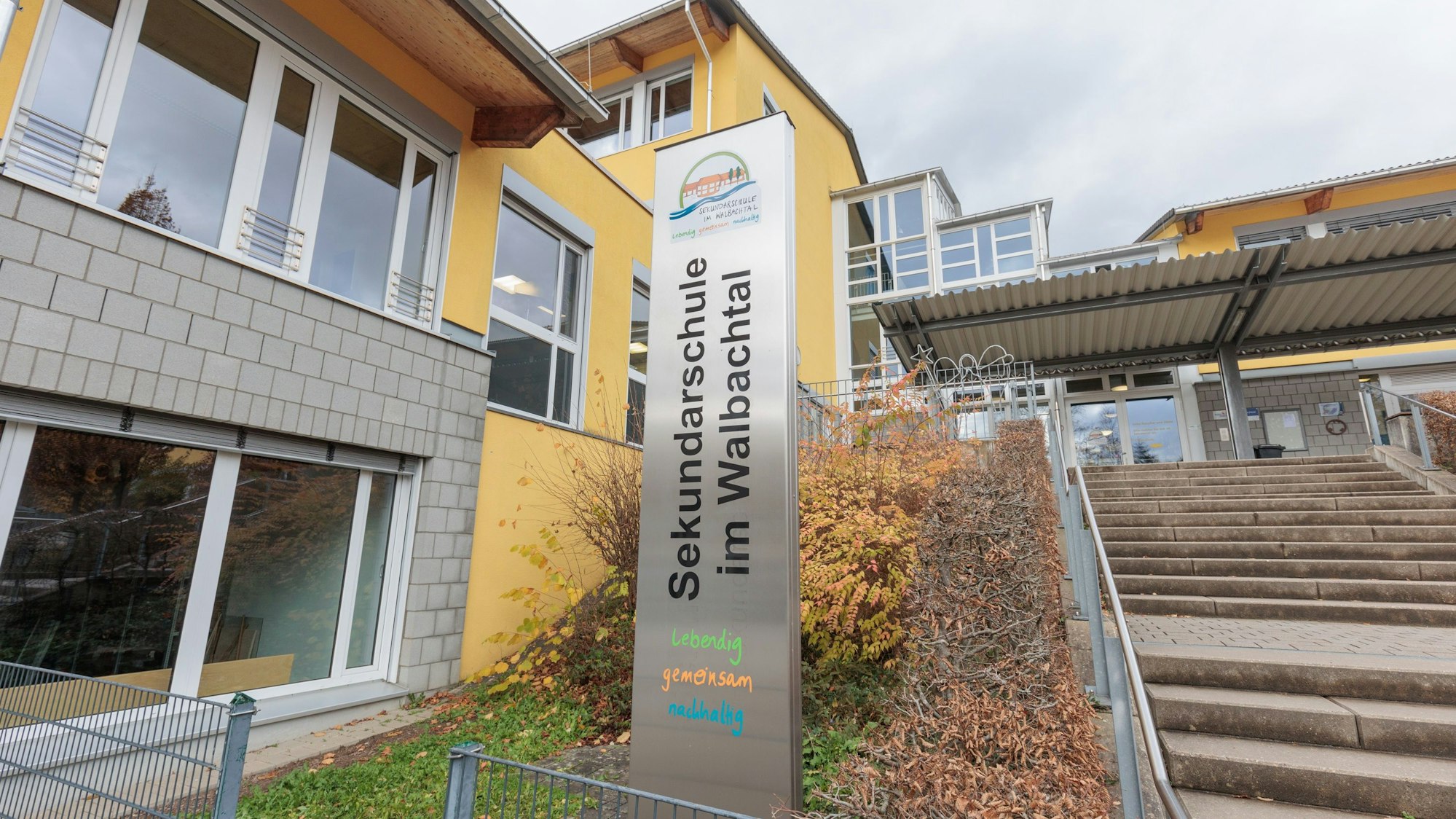 Blick auf die Stele vor der Sekundarschule im Walbachtal in Engelskirchen-Ründeroth.