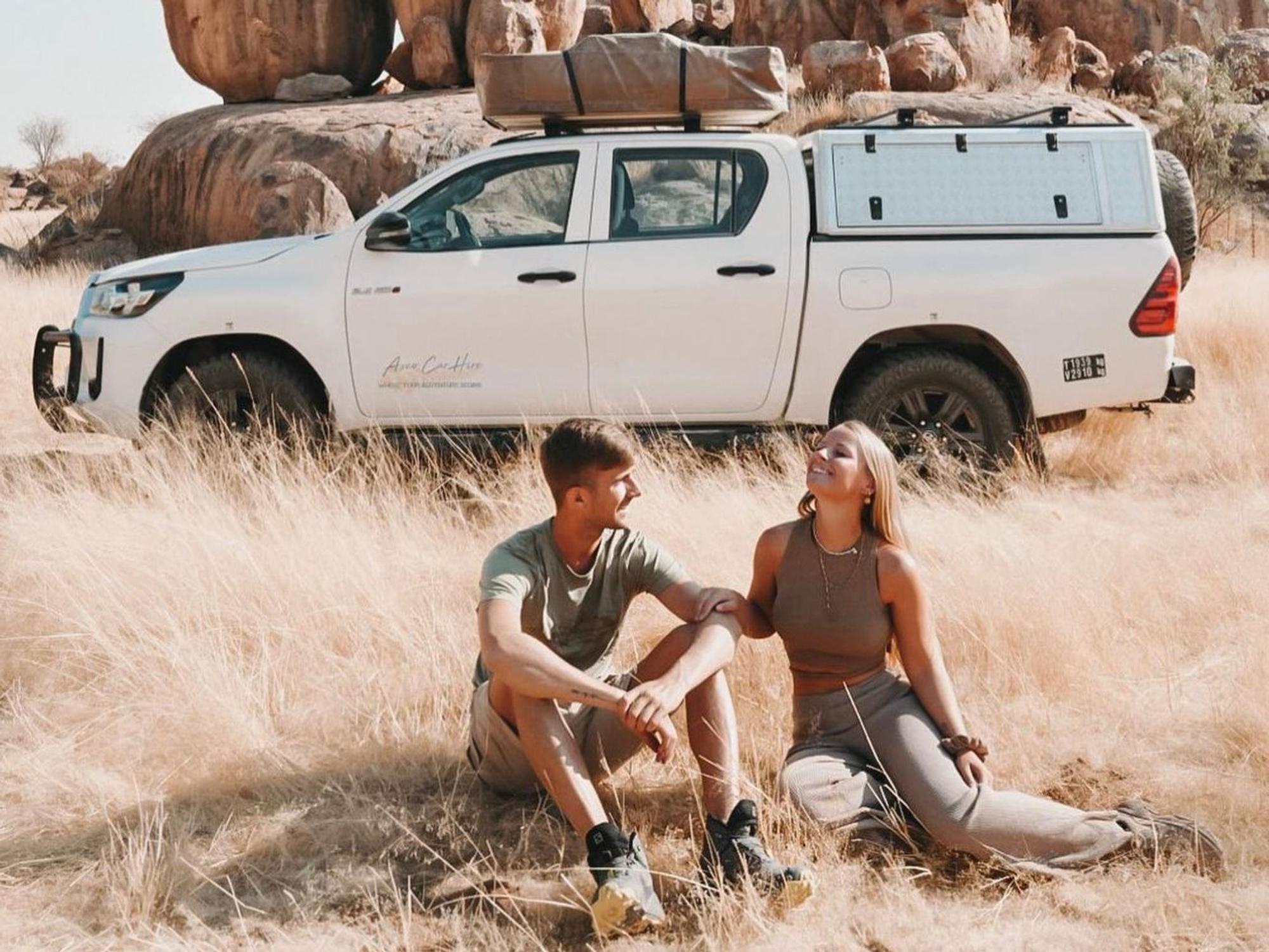 Die Kölnerin und Instagram-Reisebloggerin Jil Eileen Füngeling und ihr Freund Jaimy van Rumpt in Namibia.