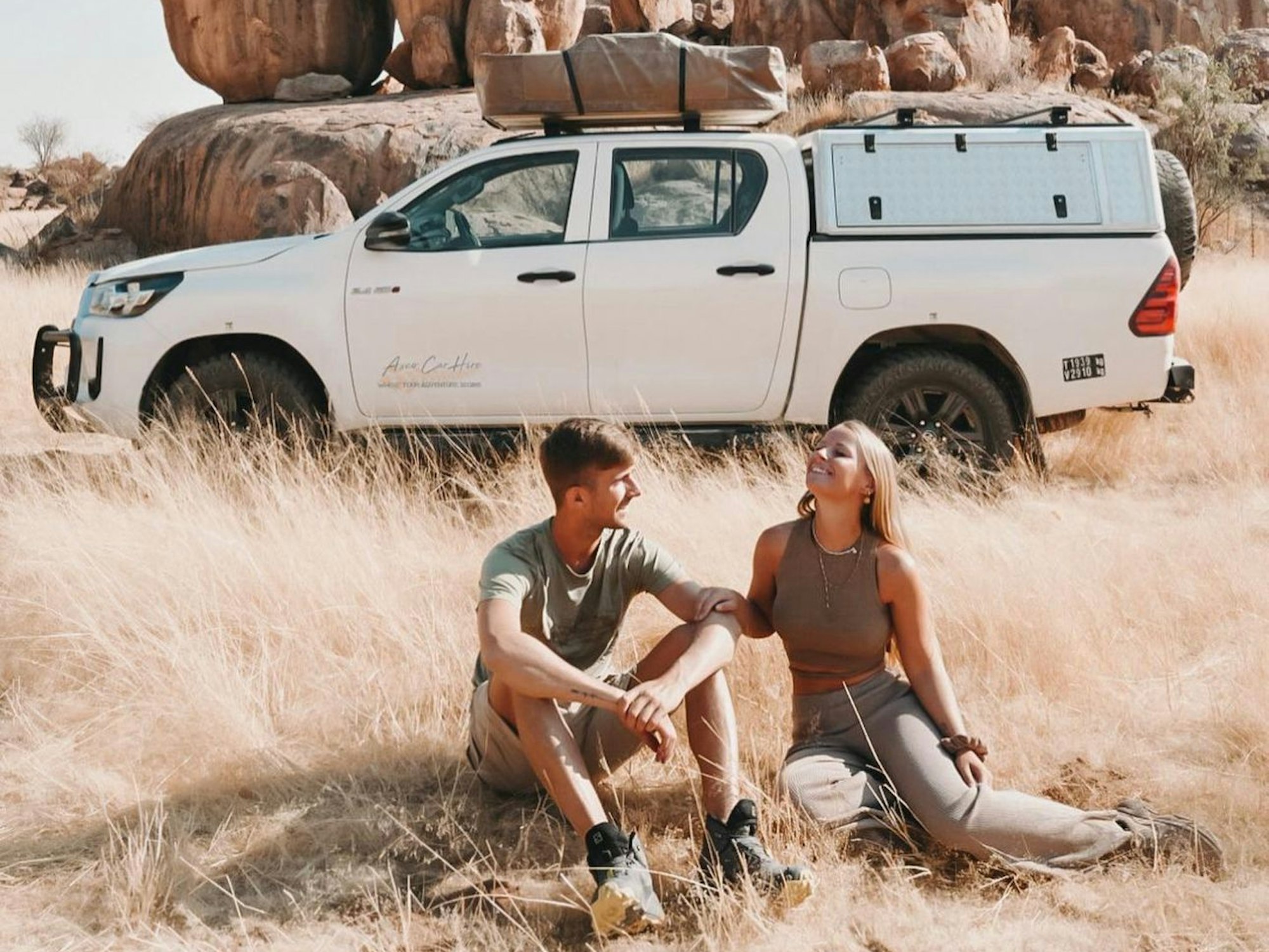 Die Kölnerin und Instagram-Reisebloggerin Jil Eileen Füngeling und ihr Freund Jaimy van Rumpt in Namibia.