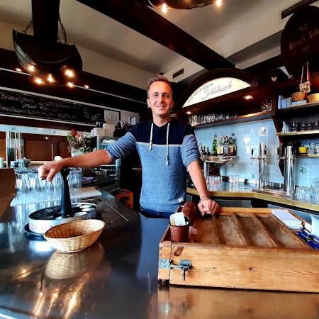 Andreas Berndt, Betreiber des Brauhaus in Schlebusch an der Saarstraße, zeigt bei sich keine Spiele der Fußball-Weltmeisterschaft (WM) in Katar.