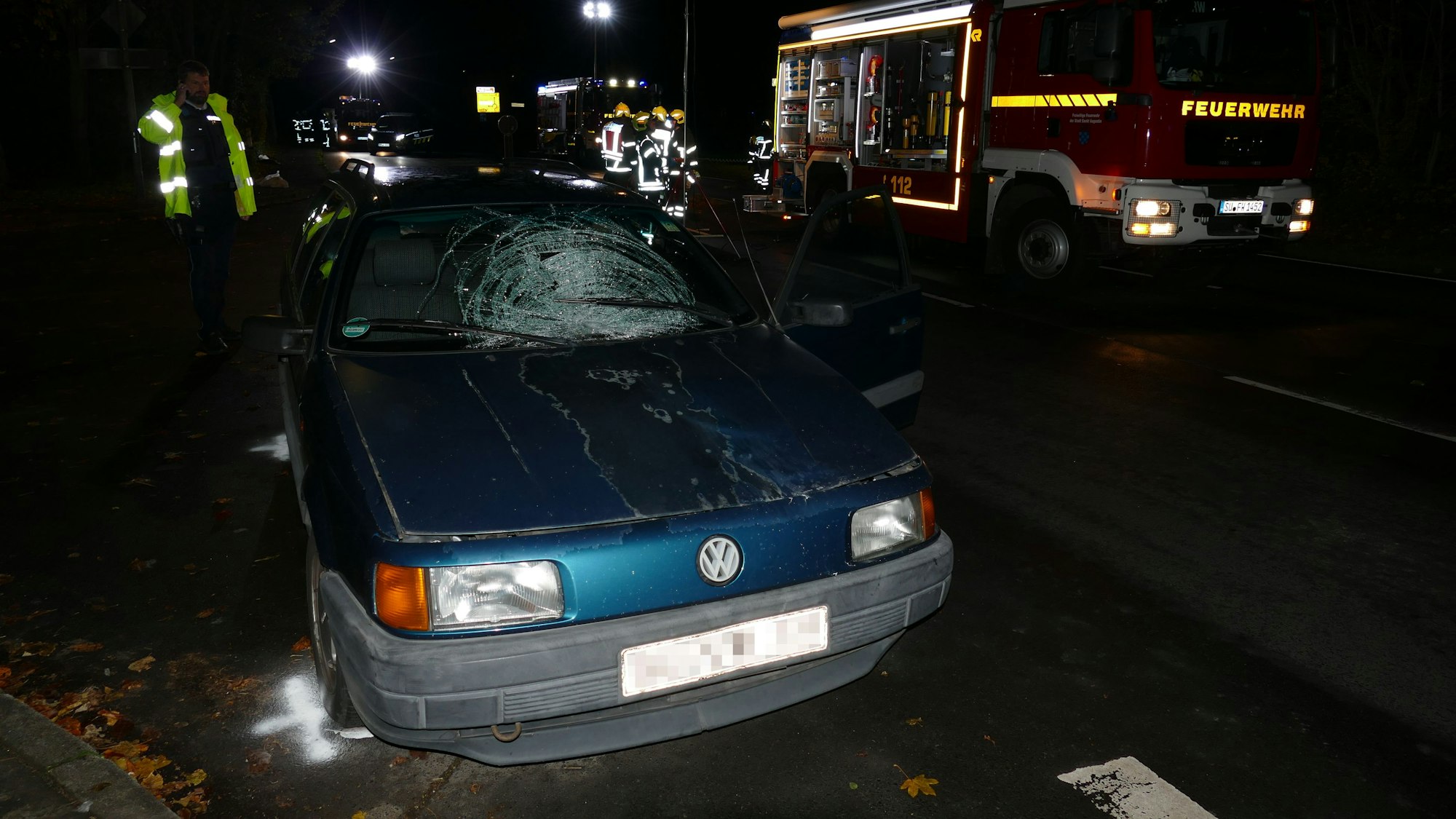 Die Windschutzscheibe des Autos zerbrach bei dem Zusammenstoß.