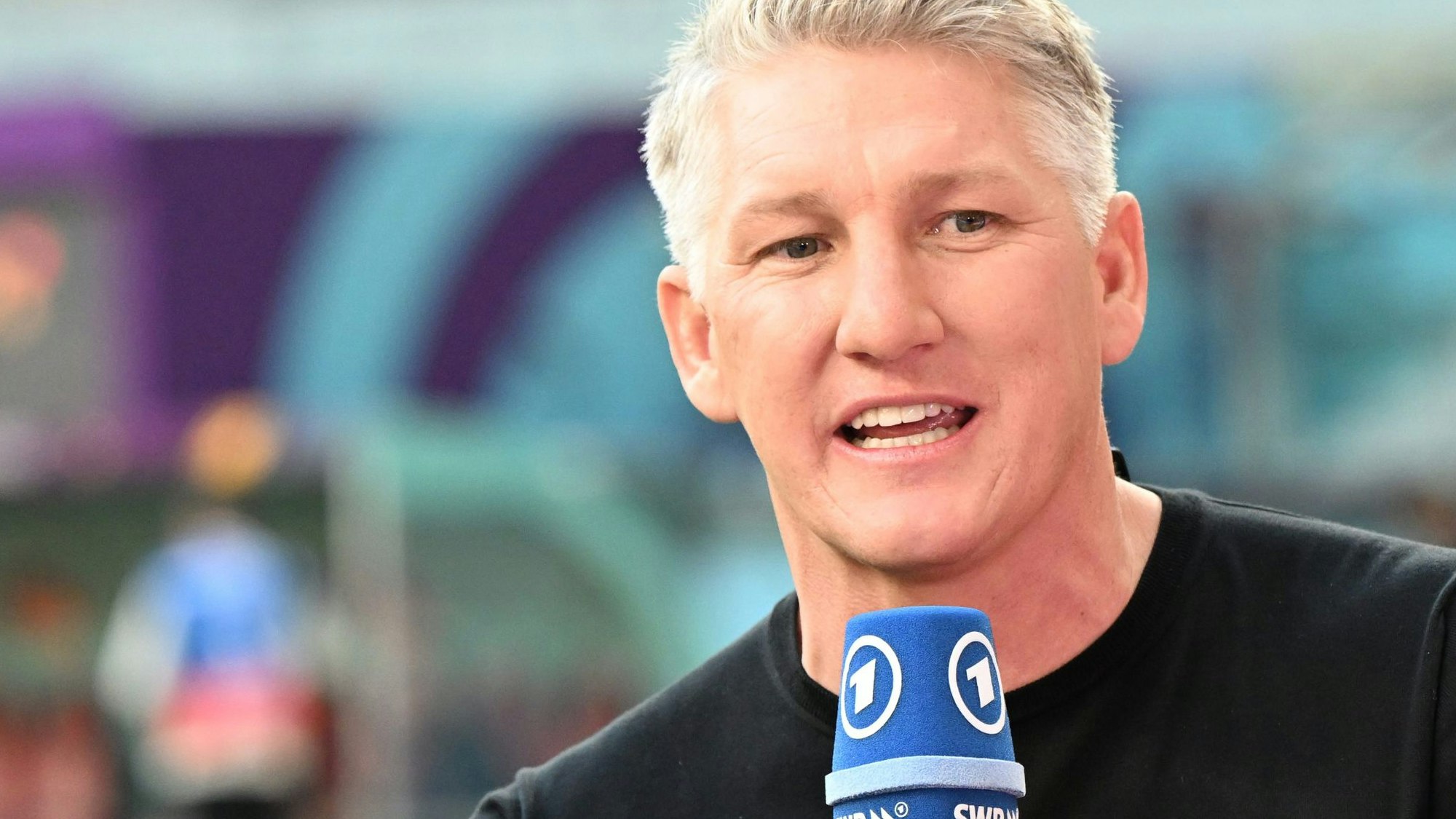 ARD-Experte Bastian Schweinsteiger im Gespräch mit Bundestrainer Hansi Flick