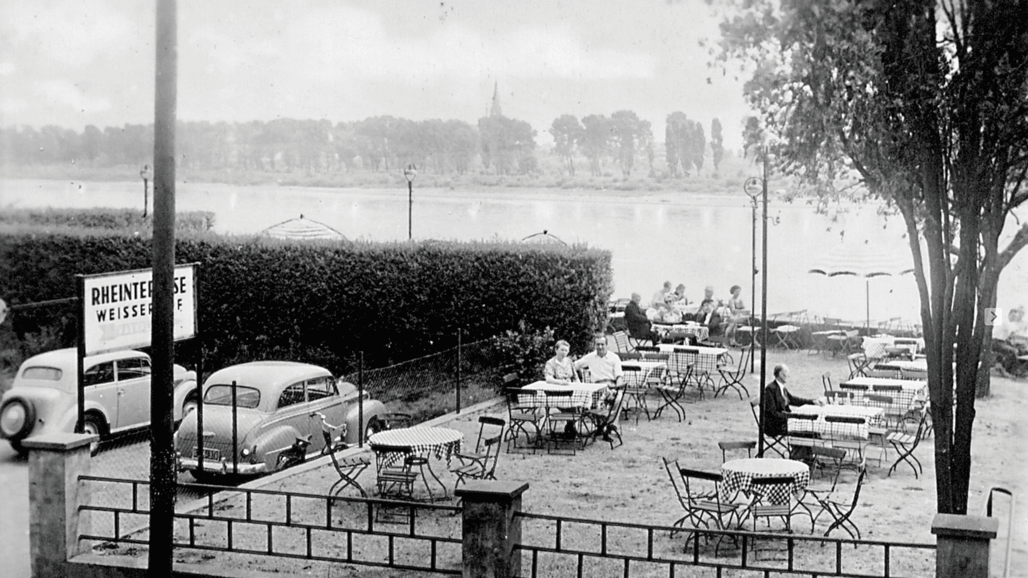 Das Bild zeigt die Rheinterrassen in den 1960er Jahren.