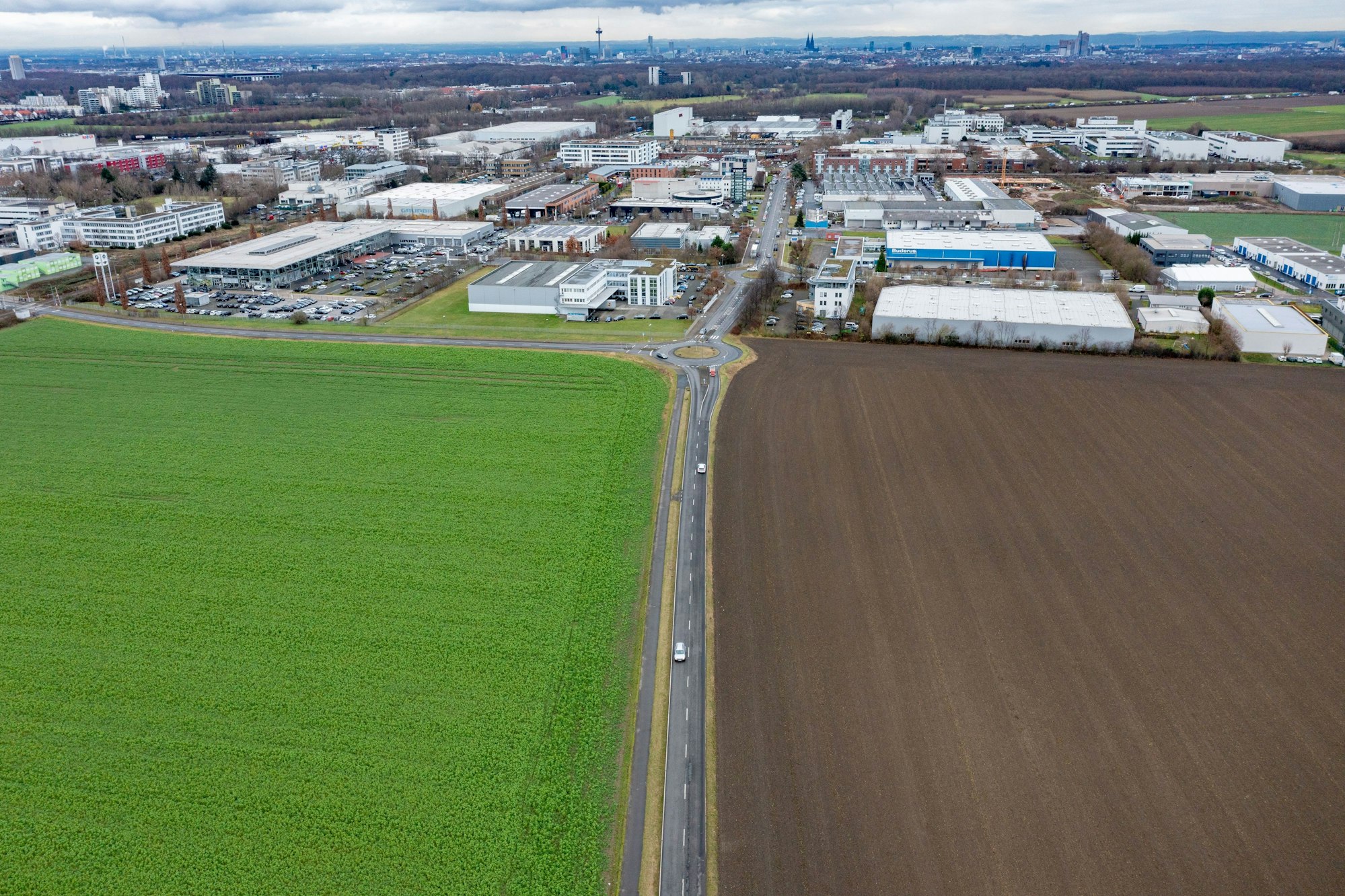 Das Bild zeigt im Vordergrnd unbebaute Flächen in Marsdorf, die infrage kommen als Standort für den Lebensmittel-Großmarkt und als Standort für den 1. FC Köln.