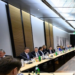 Vertreter des Bundestags, der Länder und der Bundesregierung sitzen bei den Verhandlungen des Vermittlungsausschusses von Bundestag und Bundesrat über das geplante Bürgergeld im Deutschen Bundesrat.