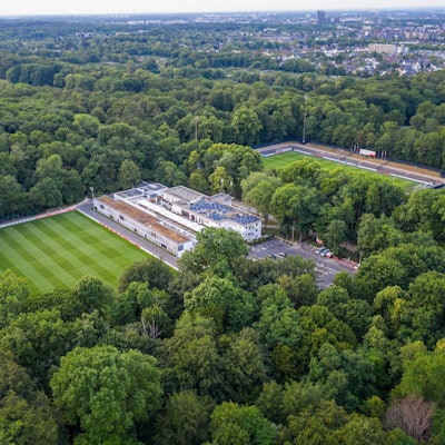 Das Bild zeigt das Geißbockheim  mit dem Trainingsplatz 1 (links) und dem Franz-Kremer-Stadion (rechts) im Äußeren Grüngürtel.