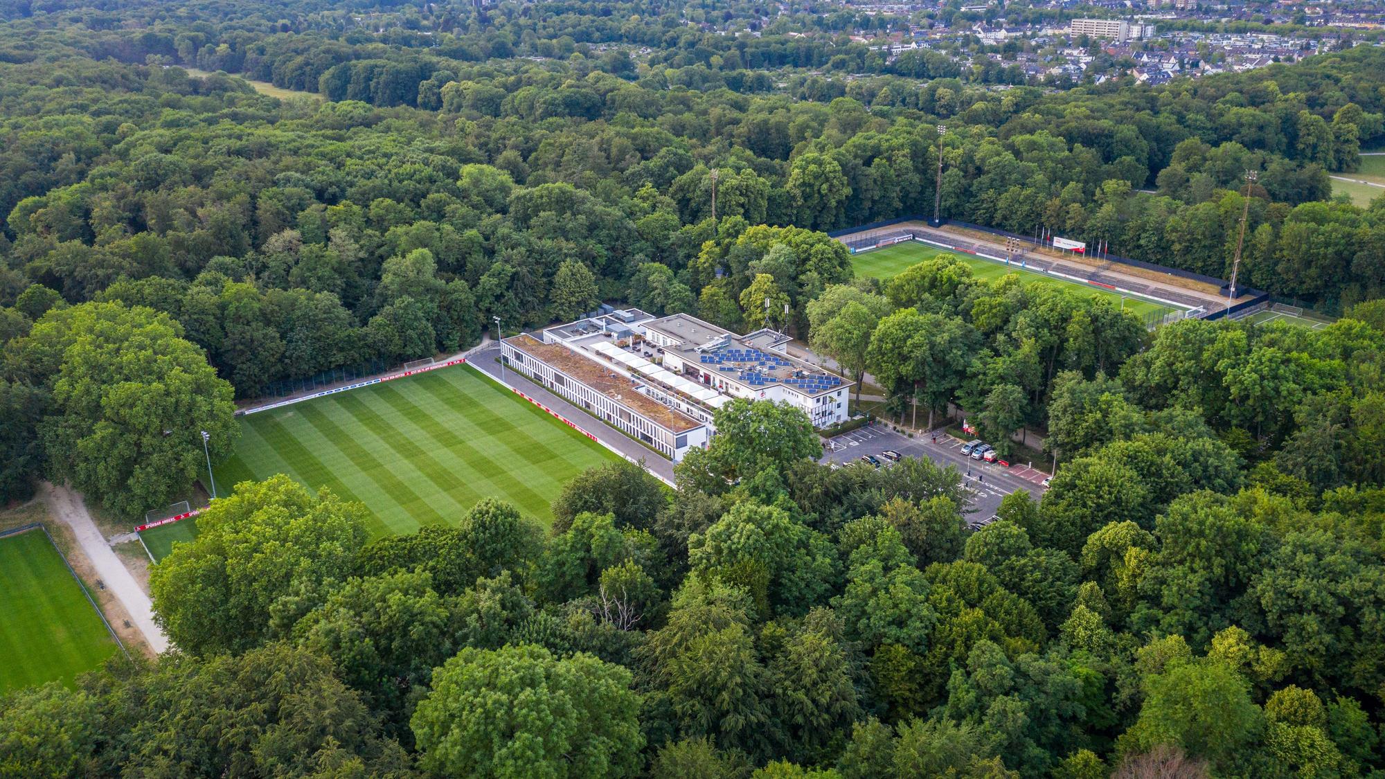 Das Geißbockheim genannte Clubhaus des Fußballverein 1. FC Köln mit dem Trainingsplatz 1 (links) und dem Franz-Kremer-Stadion (rechts) im Äußeren Grüngürtel. Nördlich liegt die Gleueler Wiese.